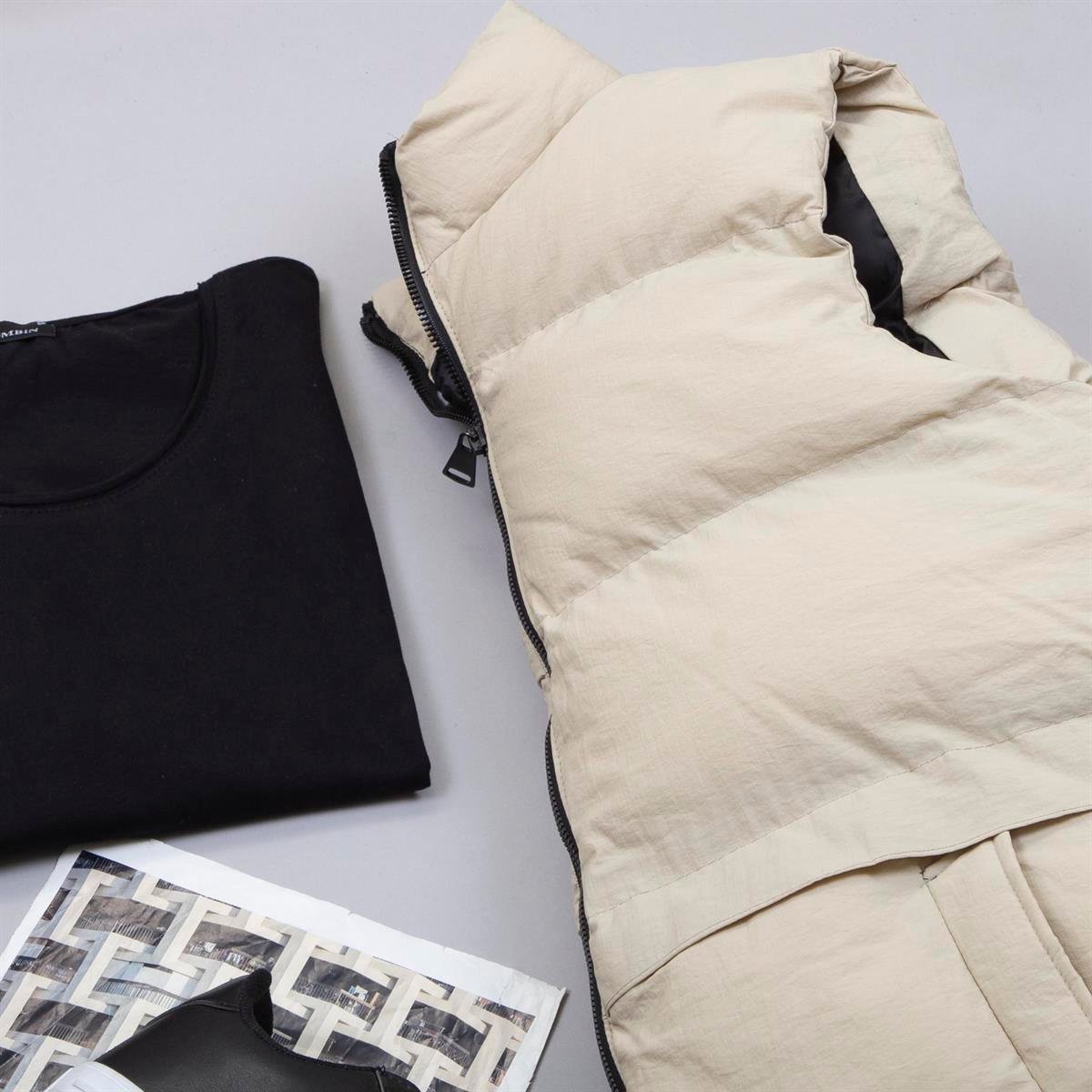 Bej Şişme Yelek Tişört Pantolon Ayakkabı Kombin