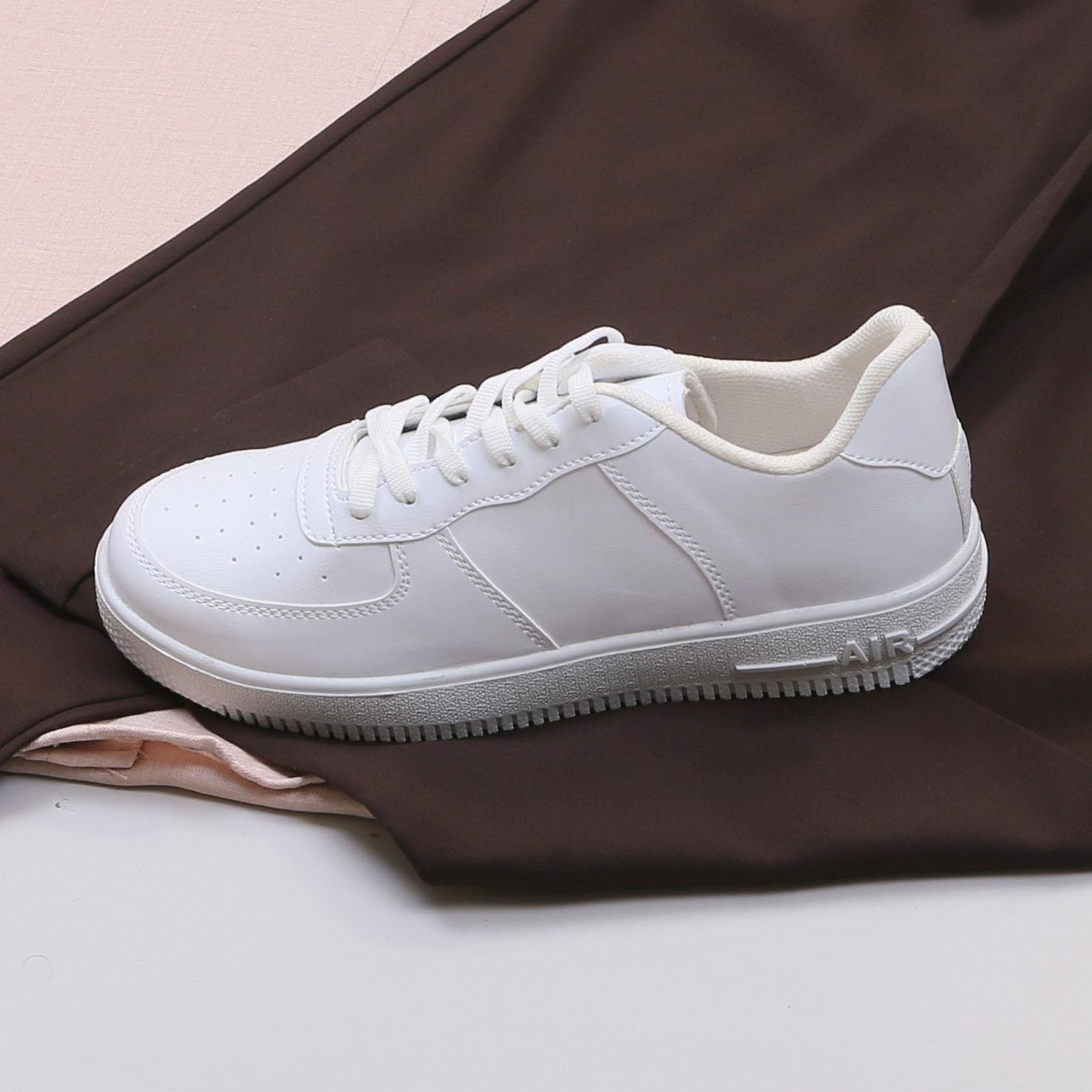 Bej Spor Gömlek Pileli Pantolon Ayakkabı Kombin