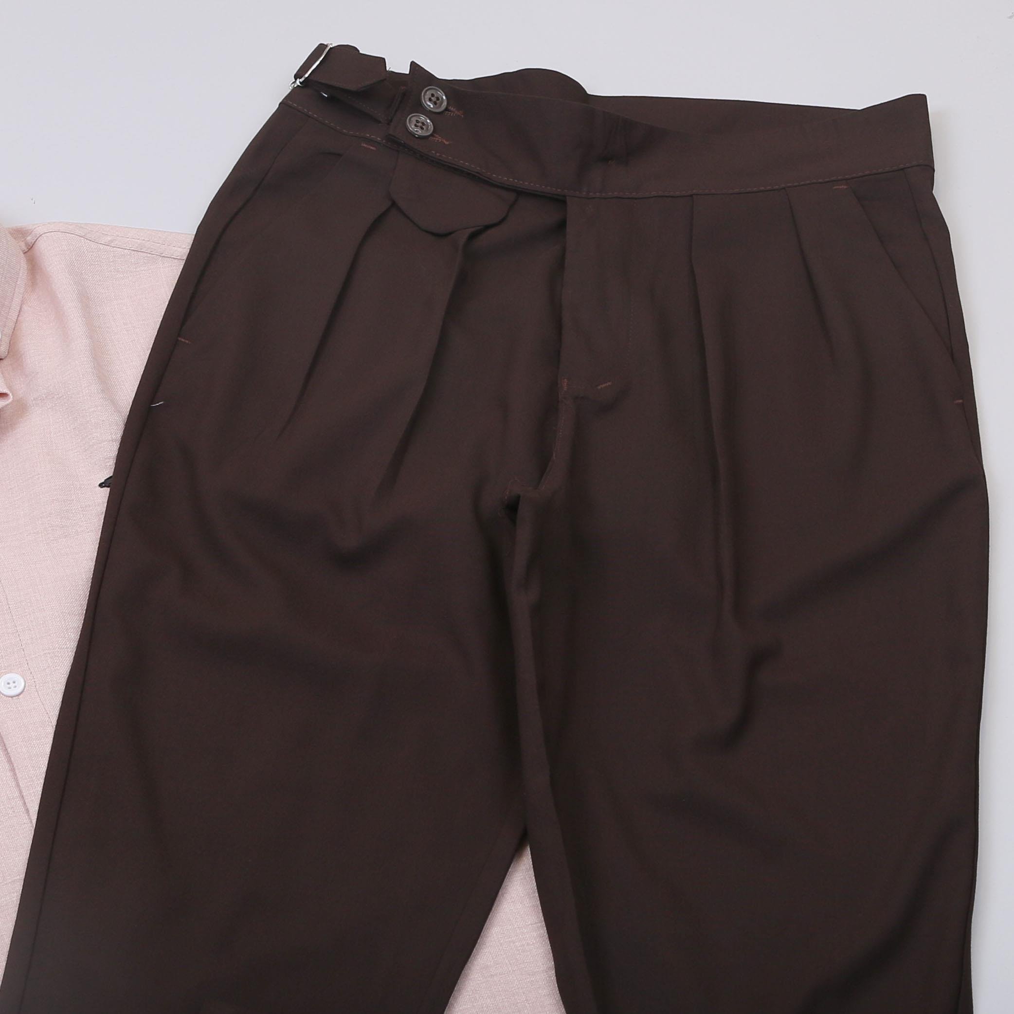 Bej Spor Gömlek Pileli Pantolon Ayakkabı Kombin