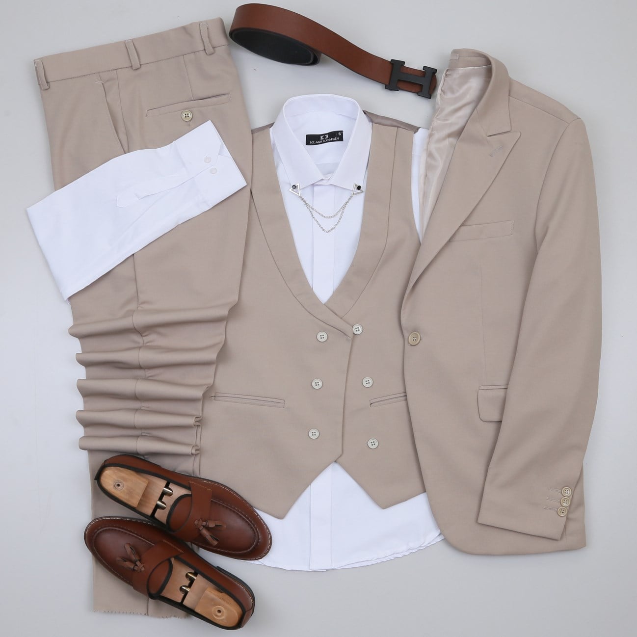 Bej Takım Elbise Beyaz Gömlek  Kombini