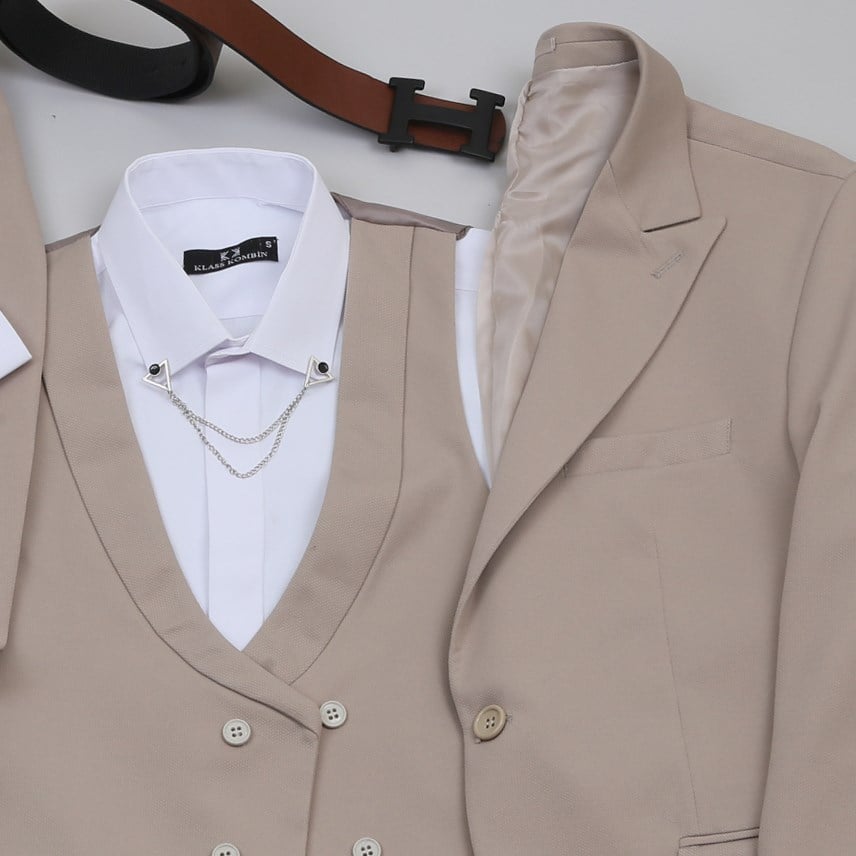 Bej Takım Elbise Beyaz Gömlek  Kombini