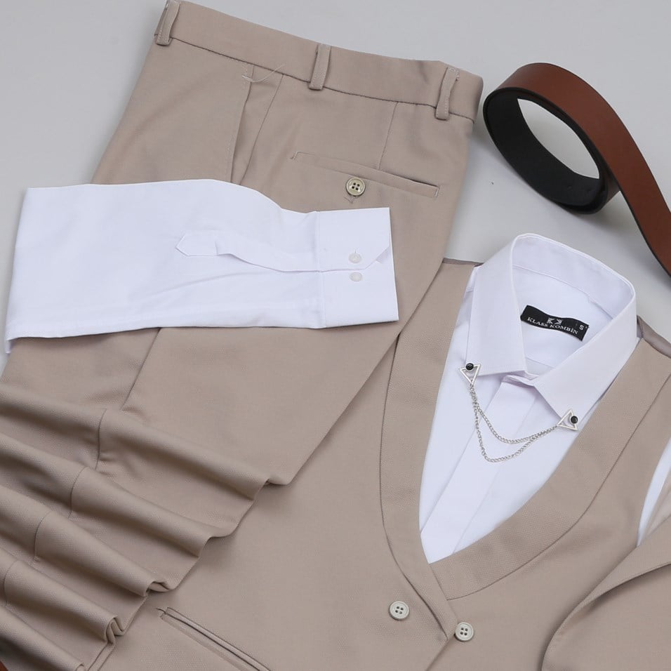 Bej Takım Elbise Beyaz Gömlek  Kombini