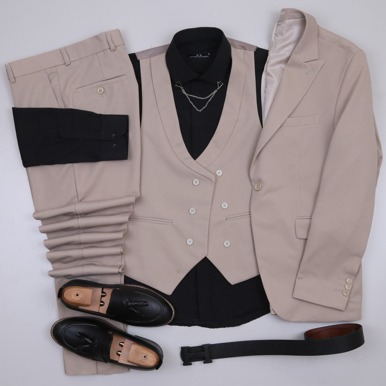 Bej Takım Elbise Siyah Gömlek  Kombini