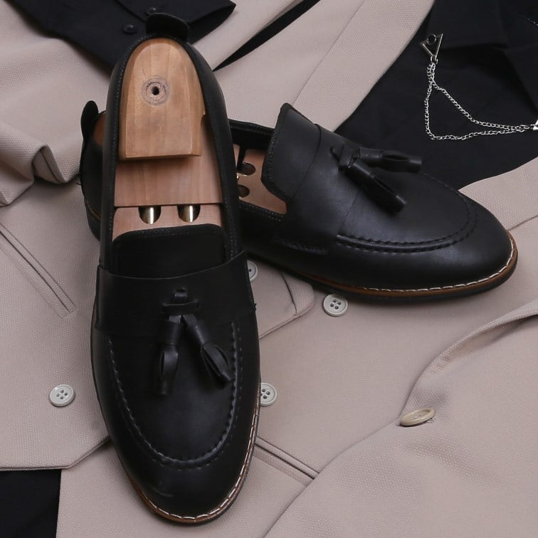 Bej Takım Elbise Siyah Gömlek  Kombini