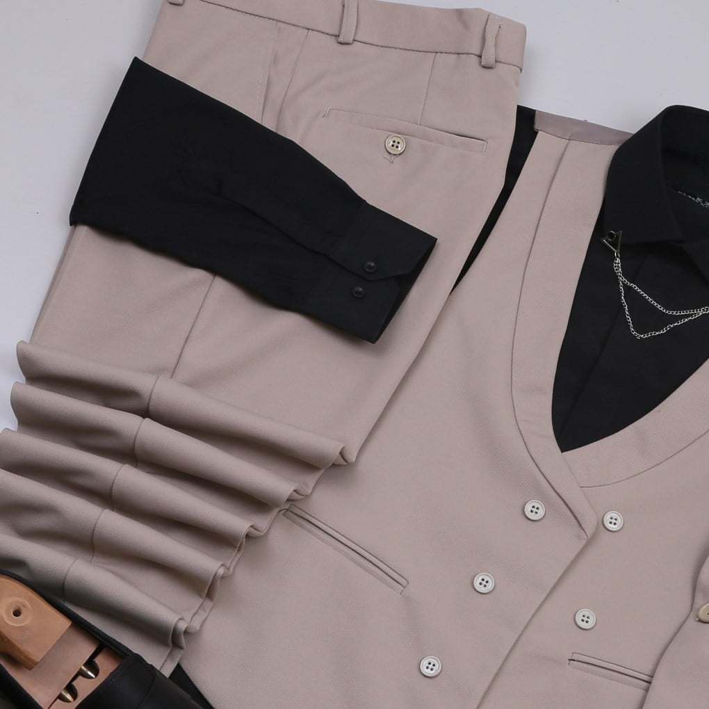 Bej Takım Elbise Siyah Gömlek  Kombini