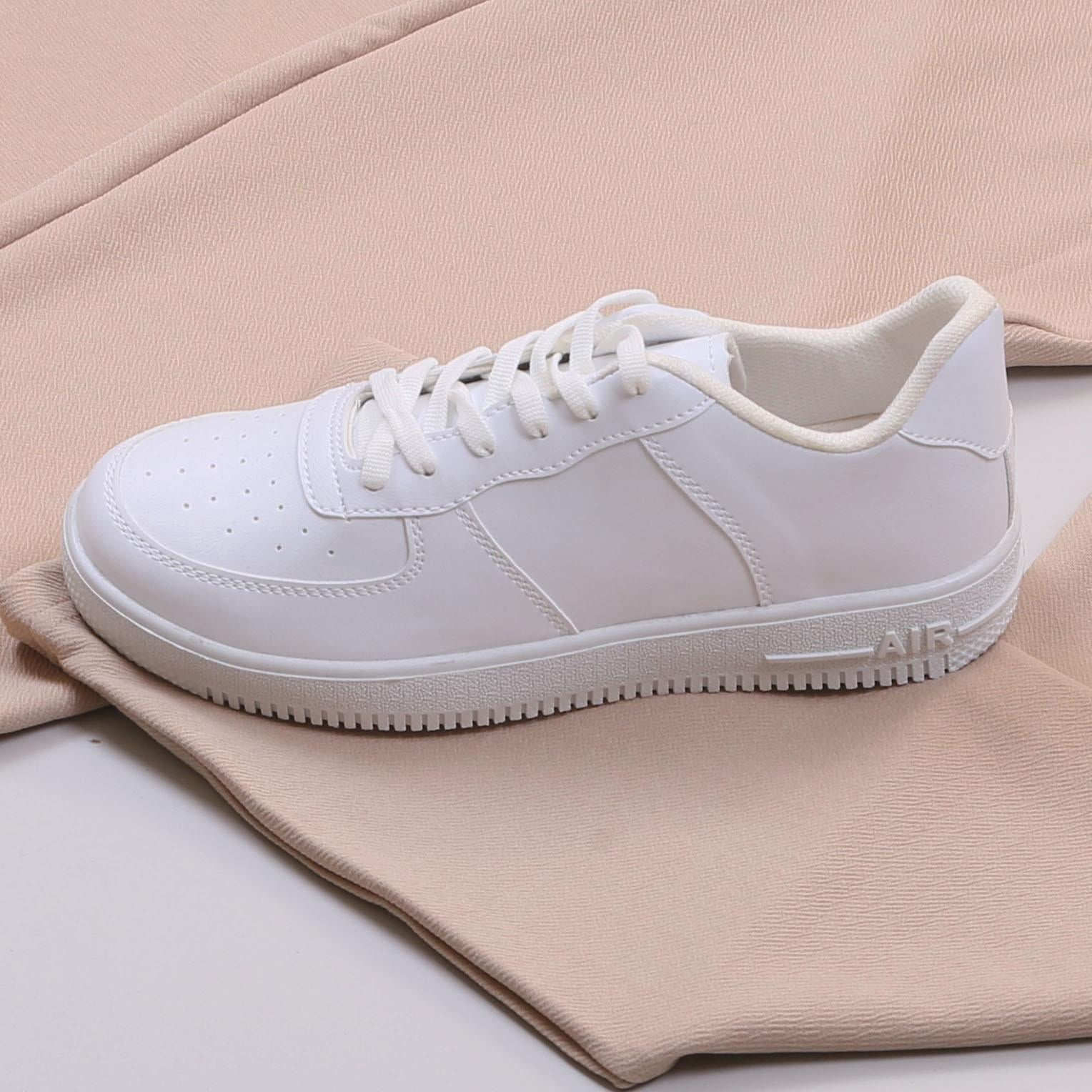 Bej Tişörtlü Takım Ayakkabı Kombin