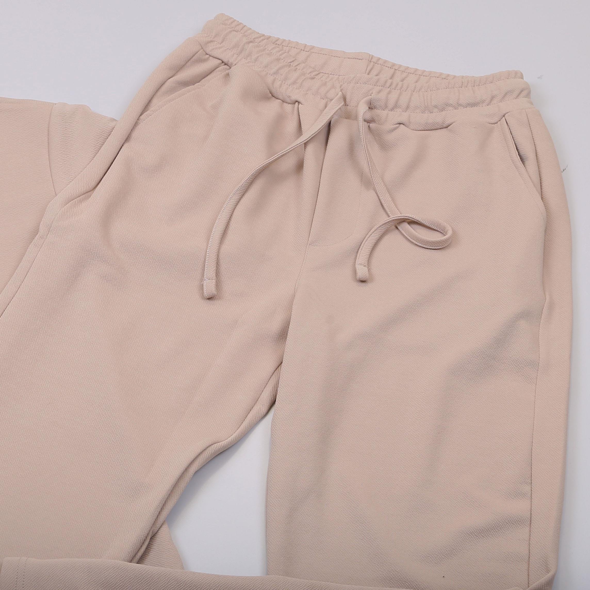 Bej Tişörtlü Takım Ayakkabı Kombin