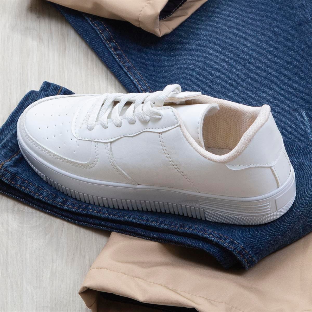 Bej Trençkot Tişört Pantolon Ayakkabı Kombin