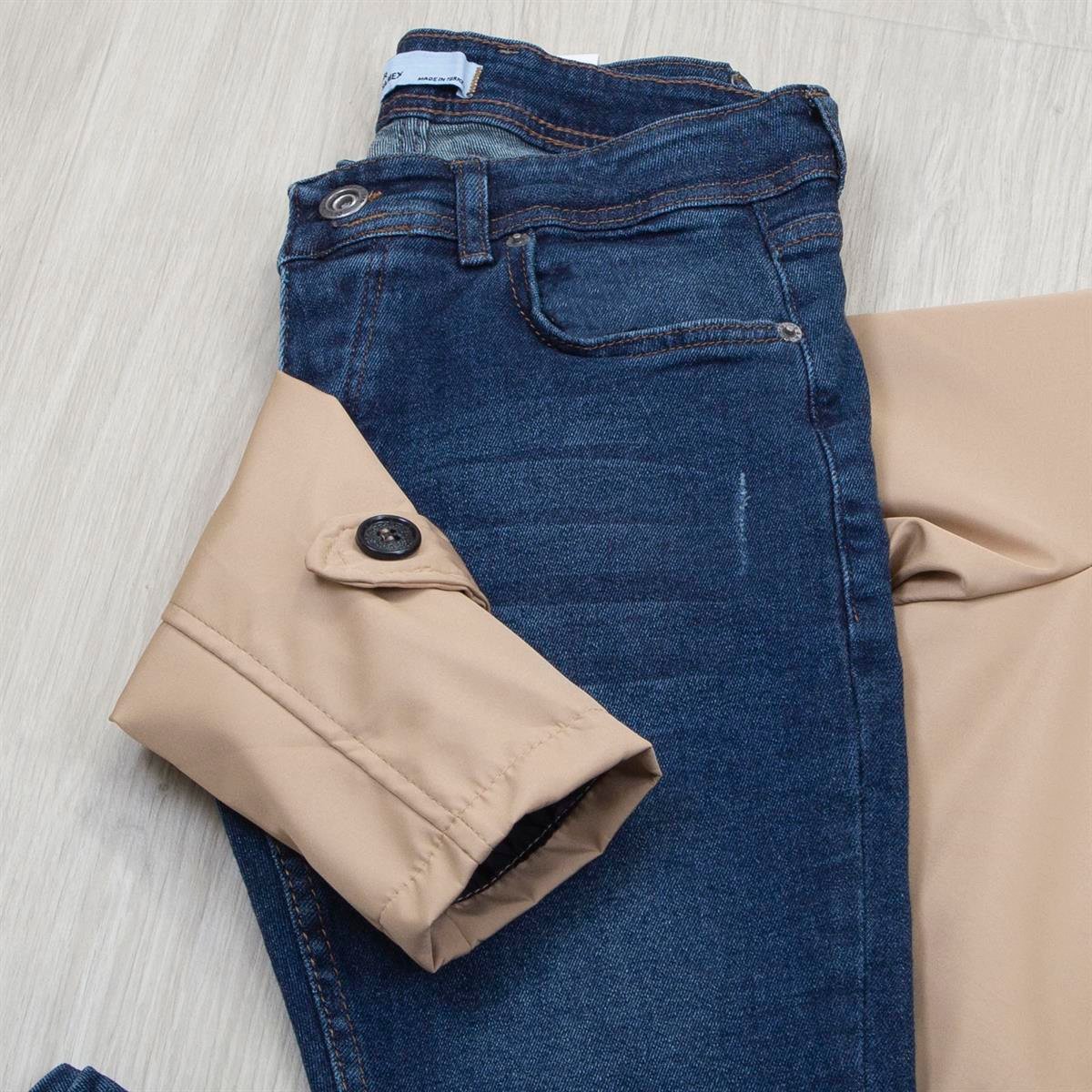 Bej Trençkot Tişört Pantolon Ayakkabı Kombin