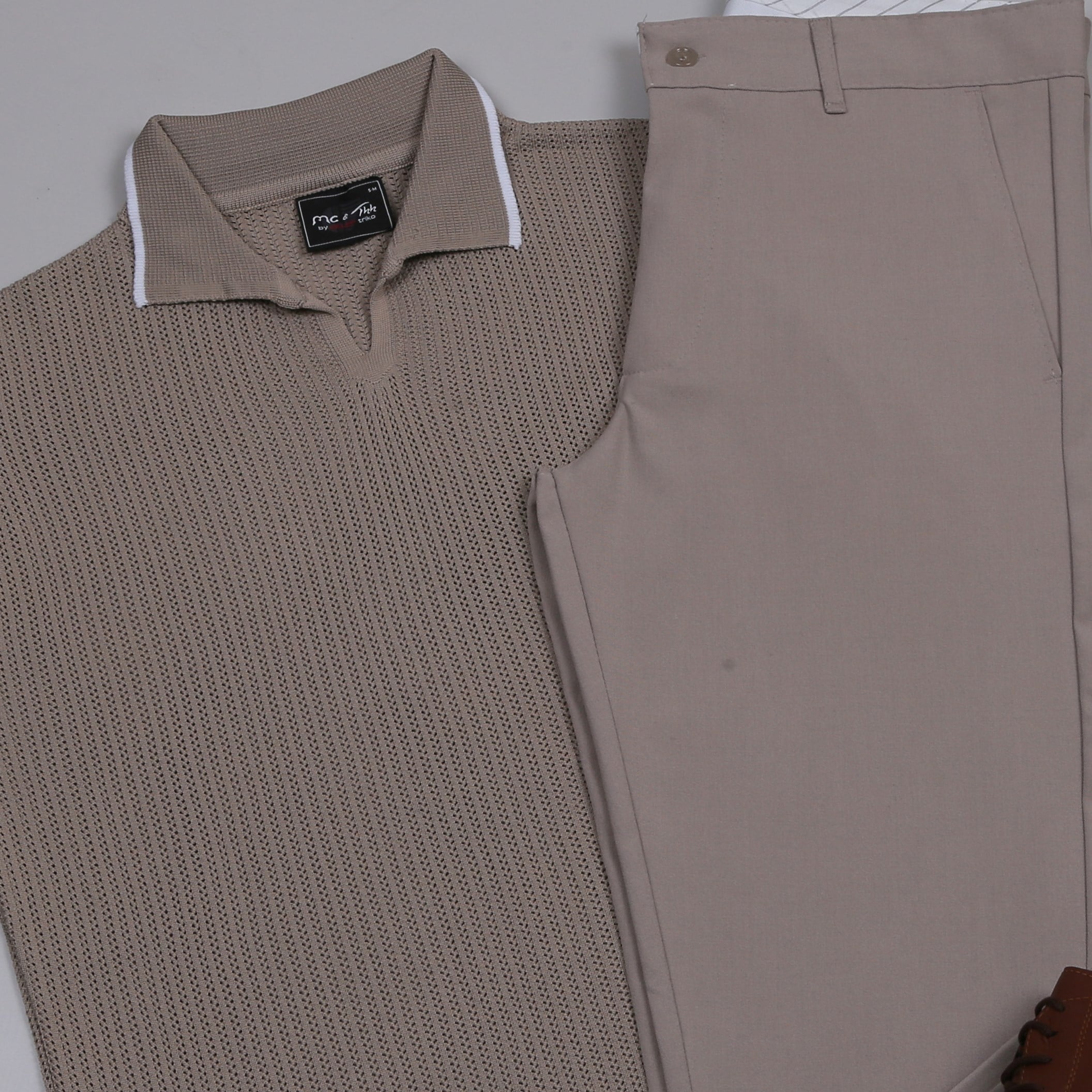 bej Triko Polo Yaka Tişört bej kumaş pantolon  ayakkabı Kombin