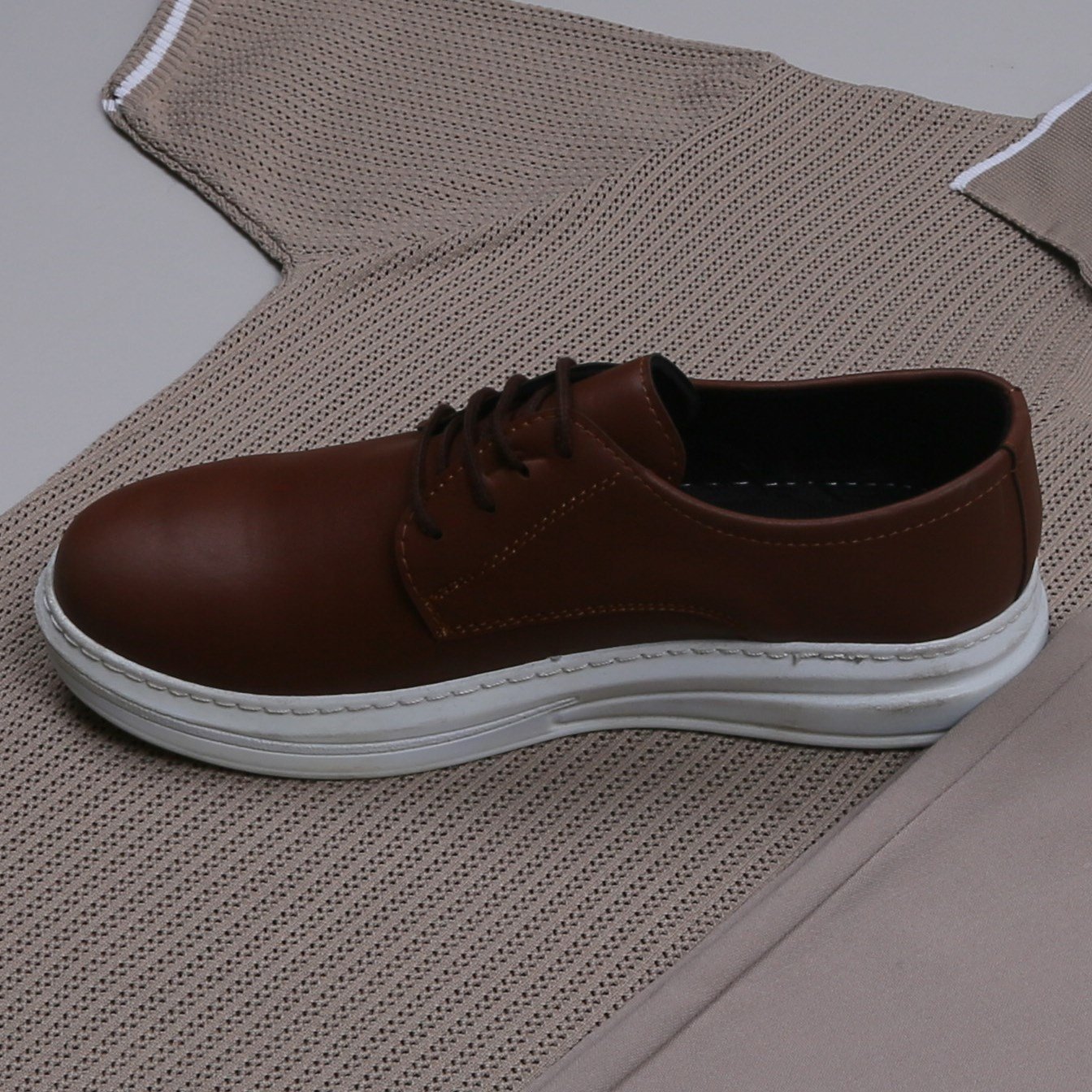 bej Triko Polo Yaka Tişört bej kumaş pantolon  ayakkabı Kombin