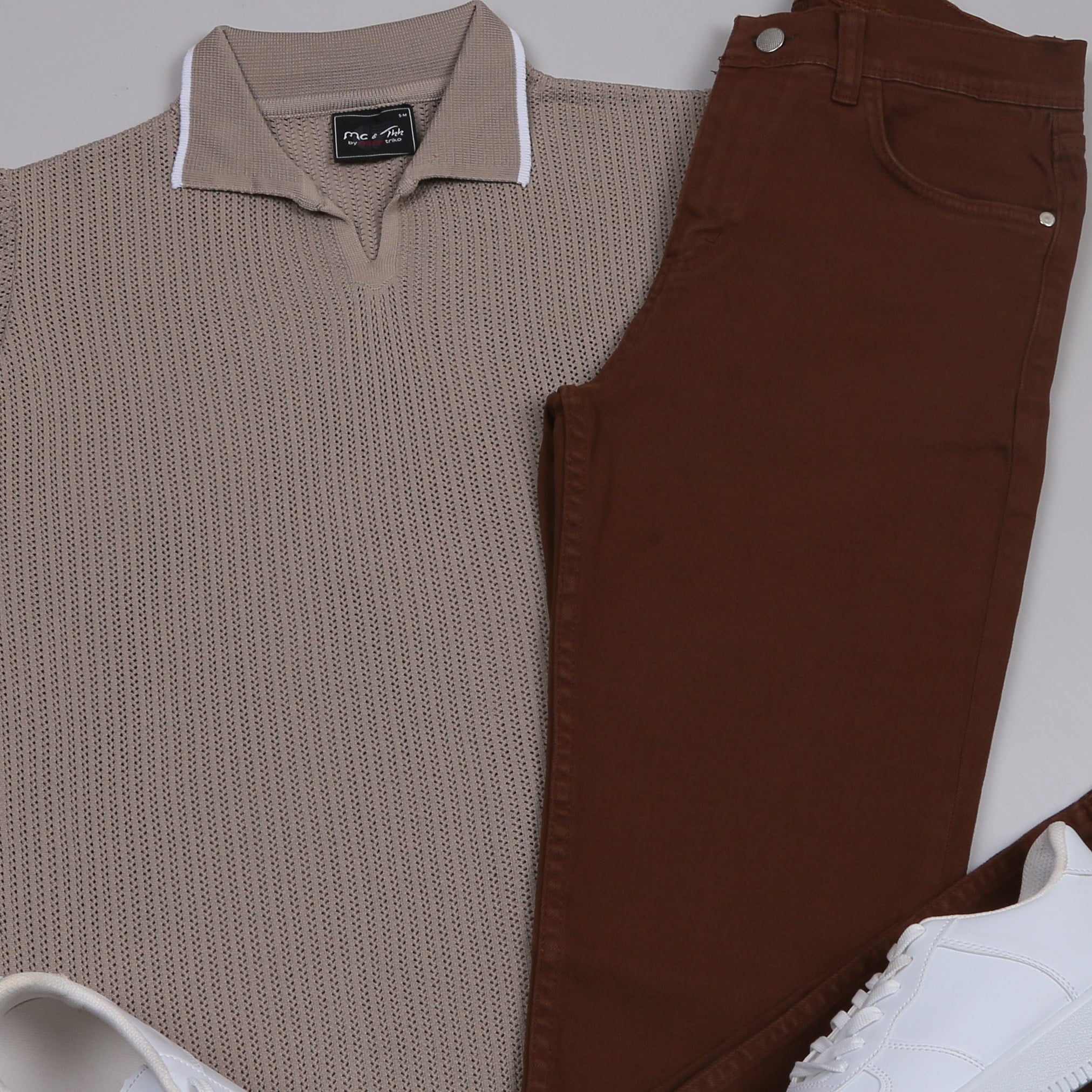 bej Triko Polo Yaka Tişört kahve  pantolon  ayakkabı Kombin