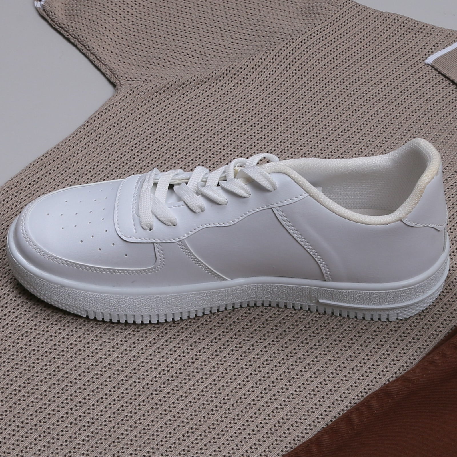 bej Triko Polo Yaka Tişört kahve  pantolon  ayakkabı Kombin