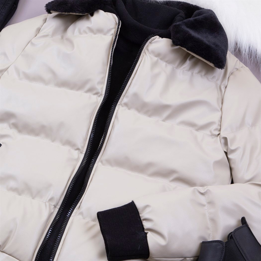 Bej Yakası Kürklü Şişme Mont Kazak Pantolon Bot Kombin