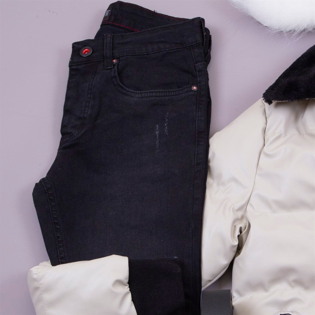 Bej Yakası Kürklü Şişme Mont Kazak Pantolon Bot Kombin