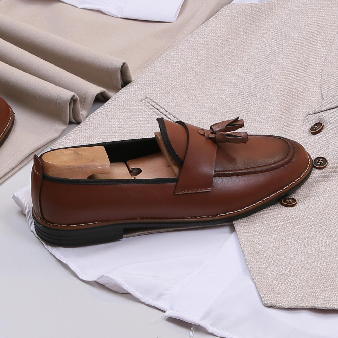 Bej Yelek Gömlek Pantolon Ayakkabı Kombin