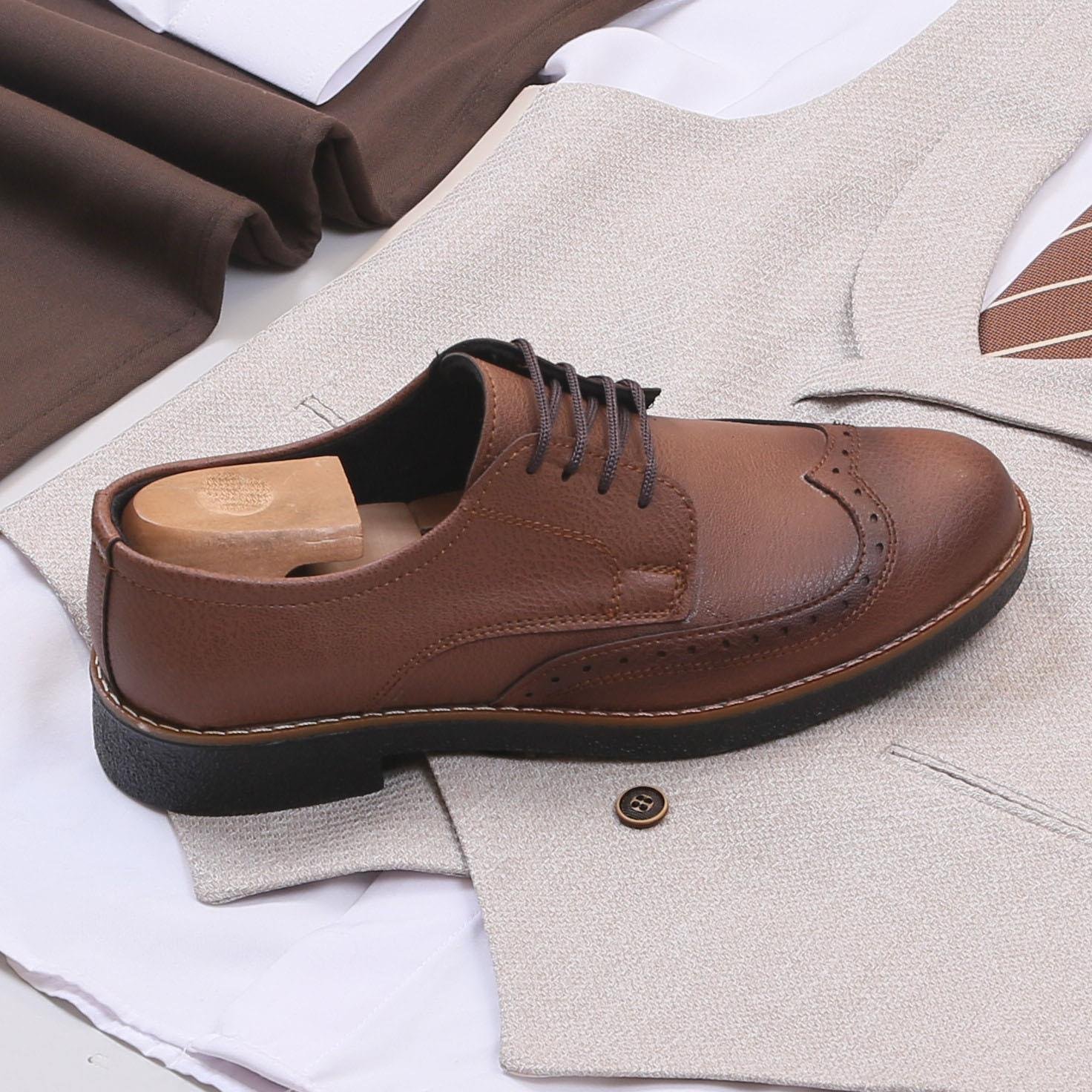 Bej Yelek Gömlek Pantolon Ayakkabı Kombin