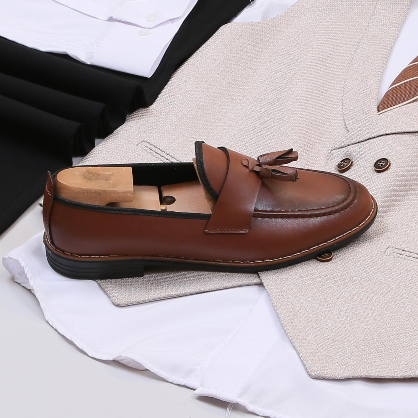 Bej Yelek Gömlek Pantolon Ayakkabı Kombin