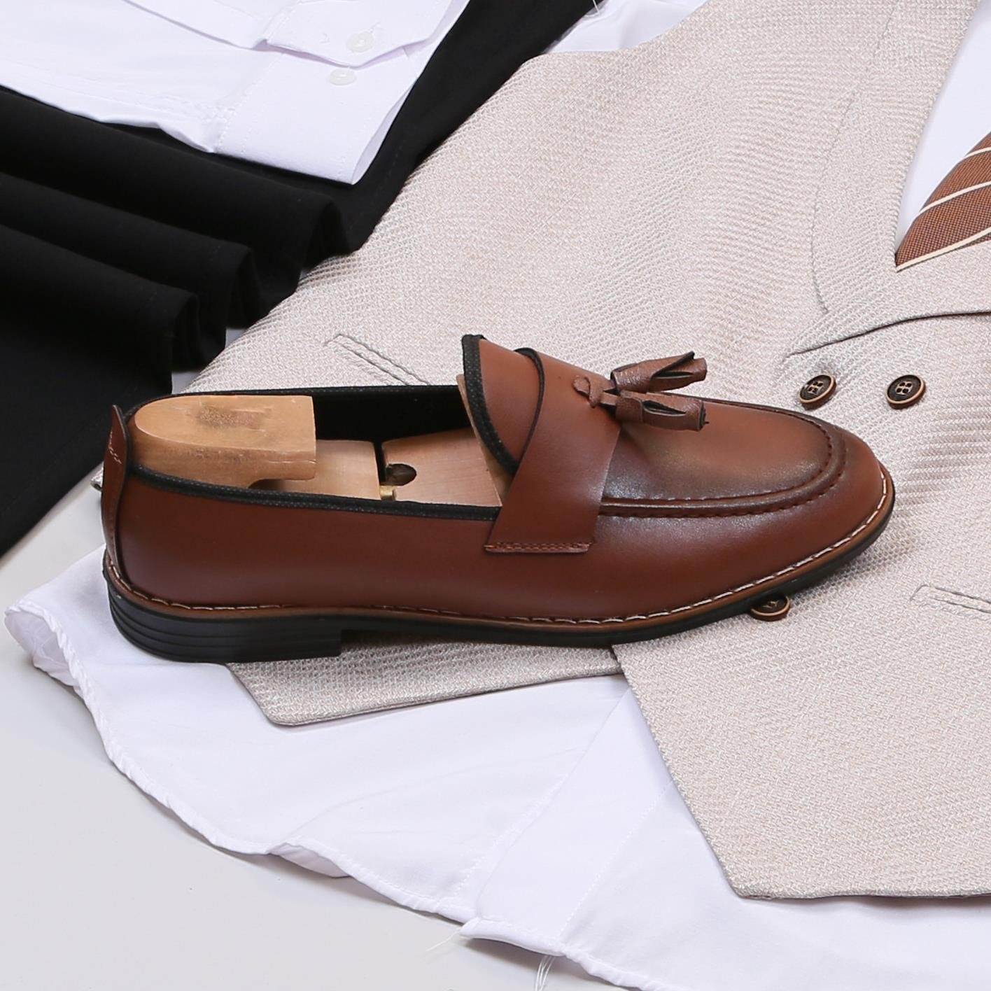 Bej Yelekli Klasik Kombin