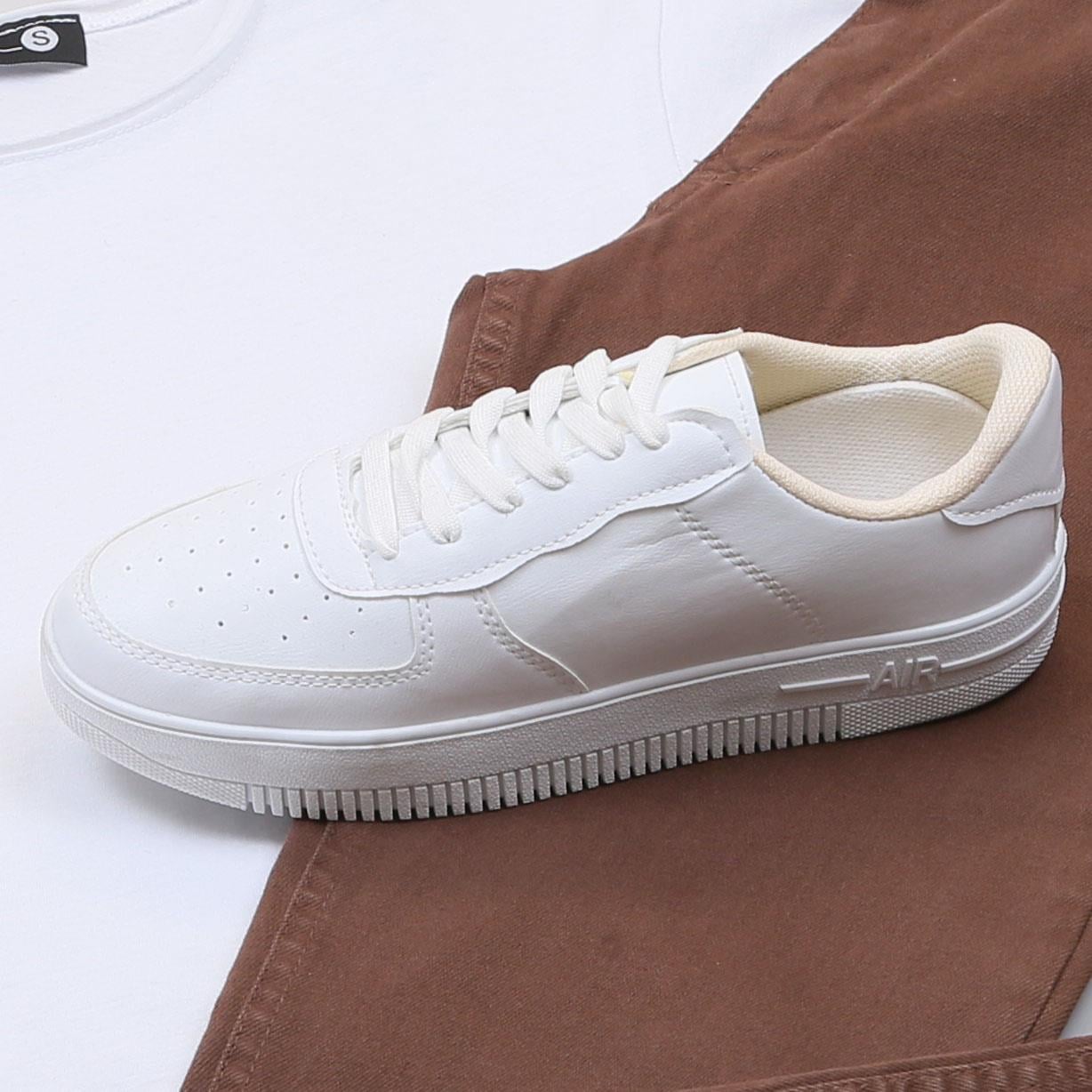 Beyaz Basic Tişört Pantolon Ayakkabı Kombin