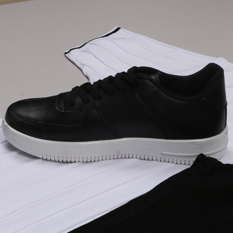 beyaz bisiklet yaka Triko Polo Yaka Tişört siyah kot   pantolon  ayakkabı Kombin