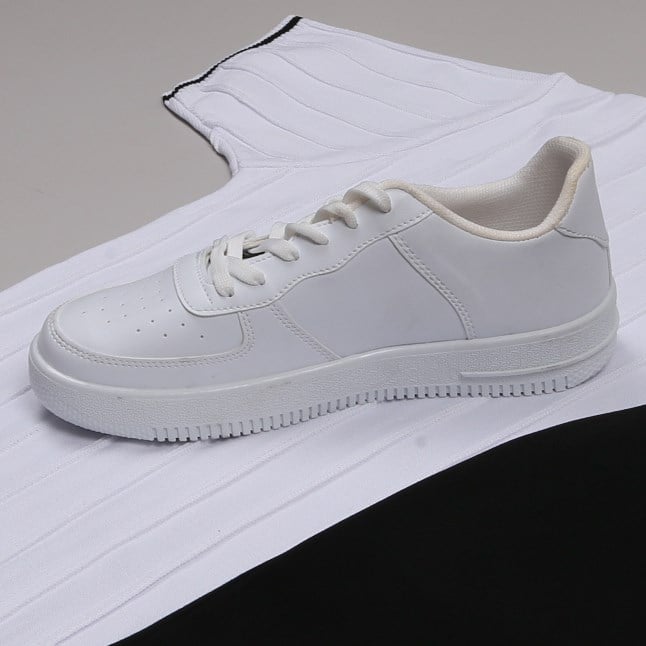 beyaz bisiklet yaka Triko Polo Yaka Tişört siyah kumaş  pantolon  ayakkabı Kombin