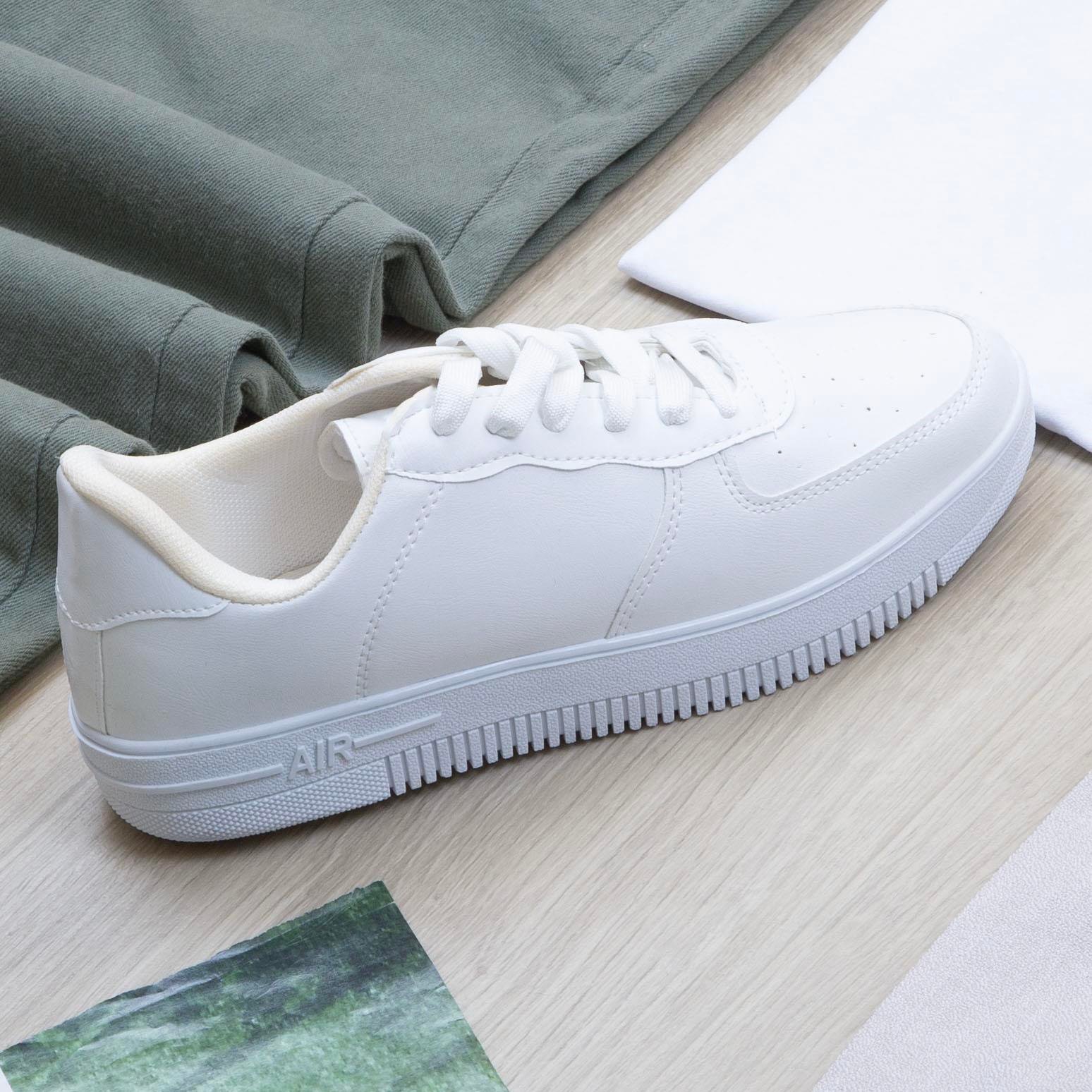 Beyaz Blazer Ceket Tişört Pantolon Ayakkabı Kombin