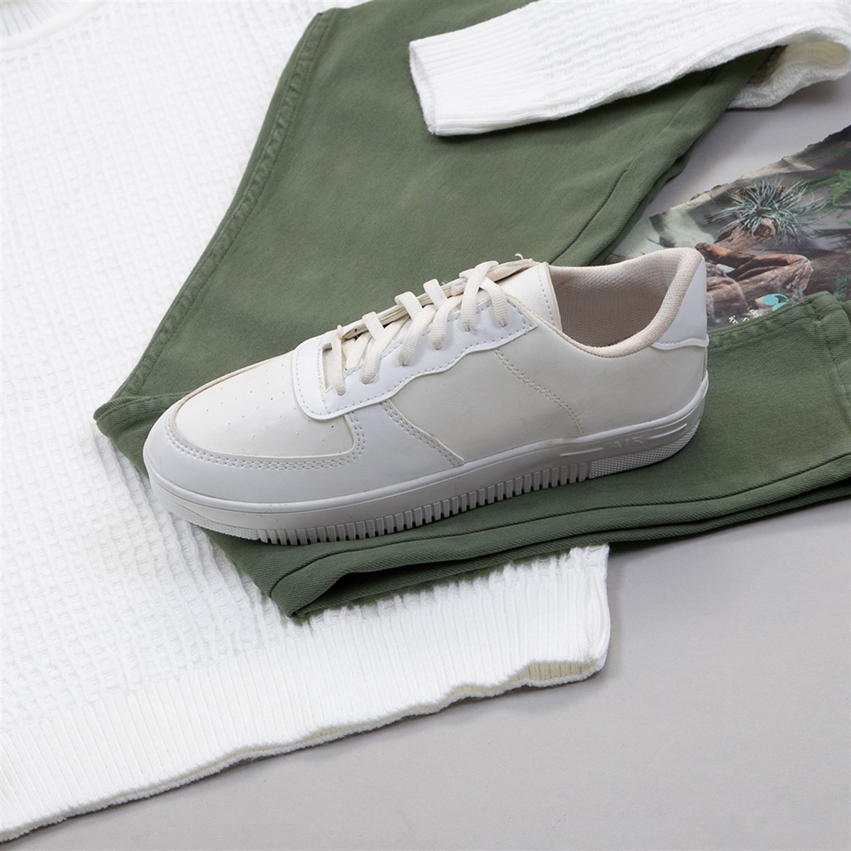 Beyaz Boğazlı Triko Kazak Pantolon Ayakkabı Kombin