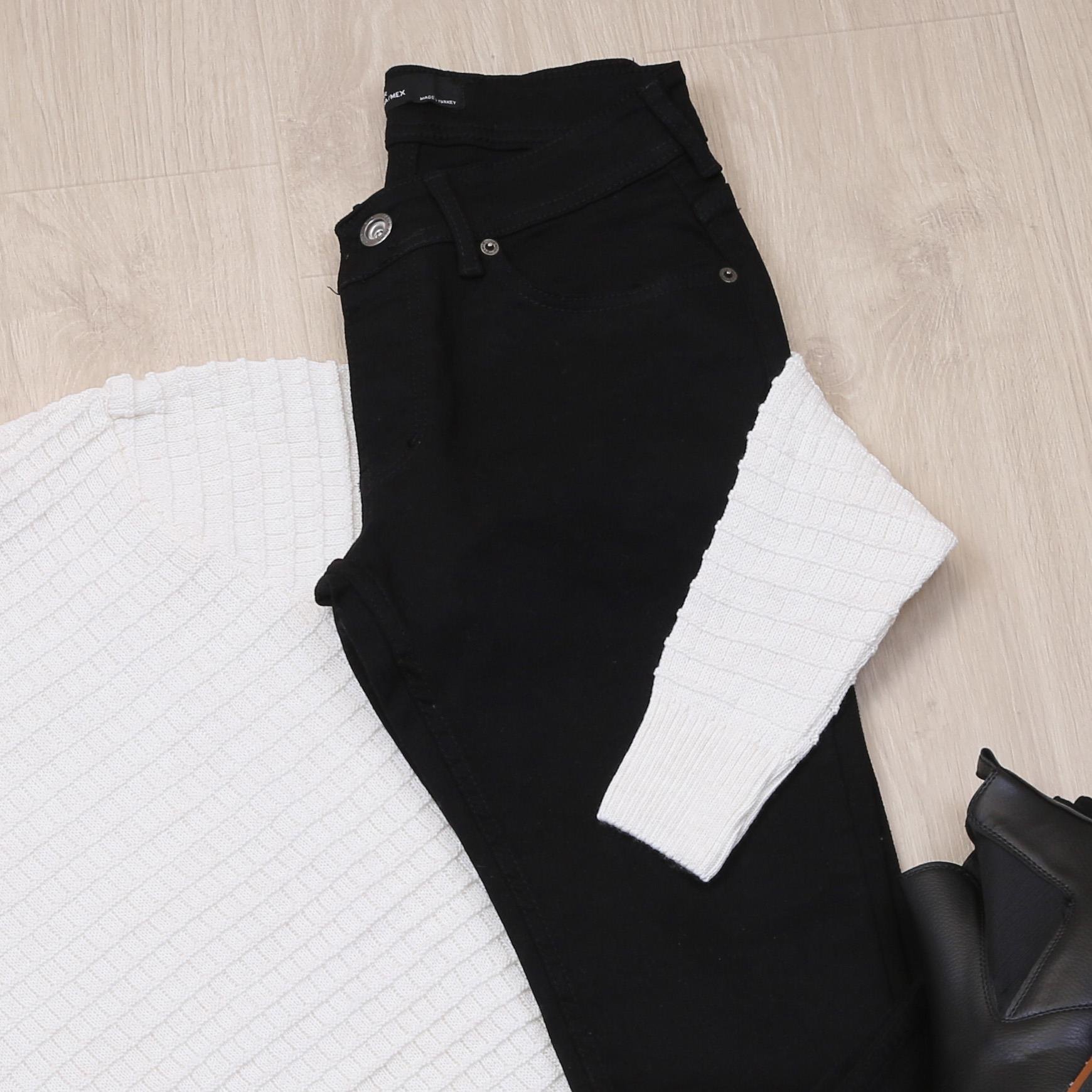 Beyaz Boğazlı Triko Kazak Pantolon Bot Kombin