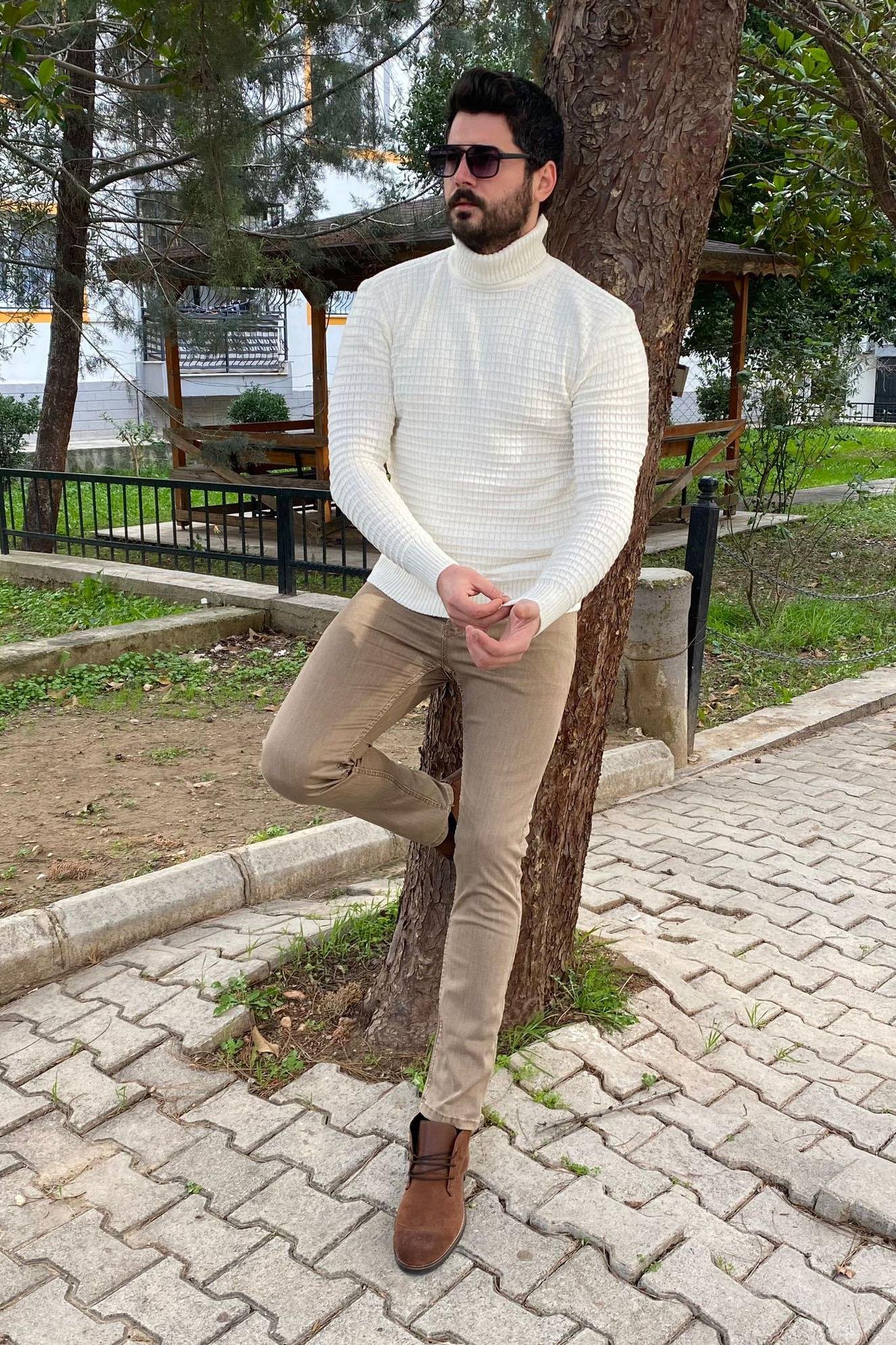 Beyaz Boğazlı Triko Kazak Pantolon Bot Kombin