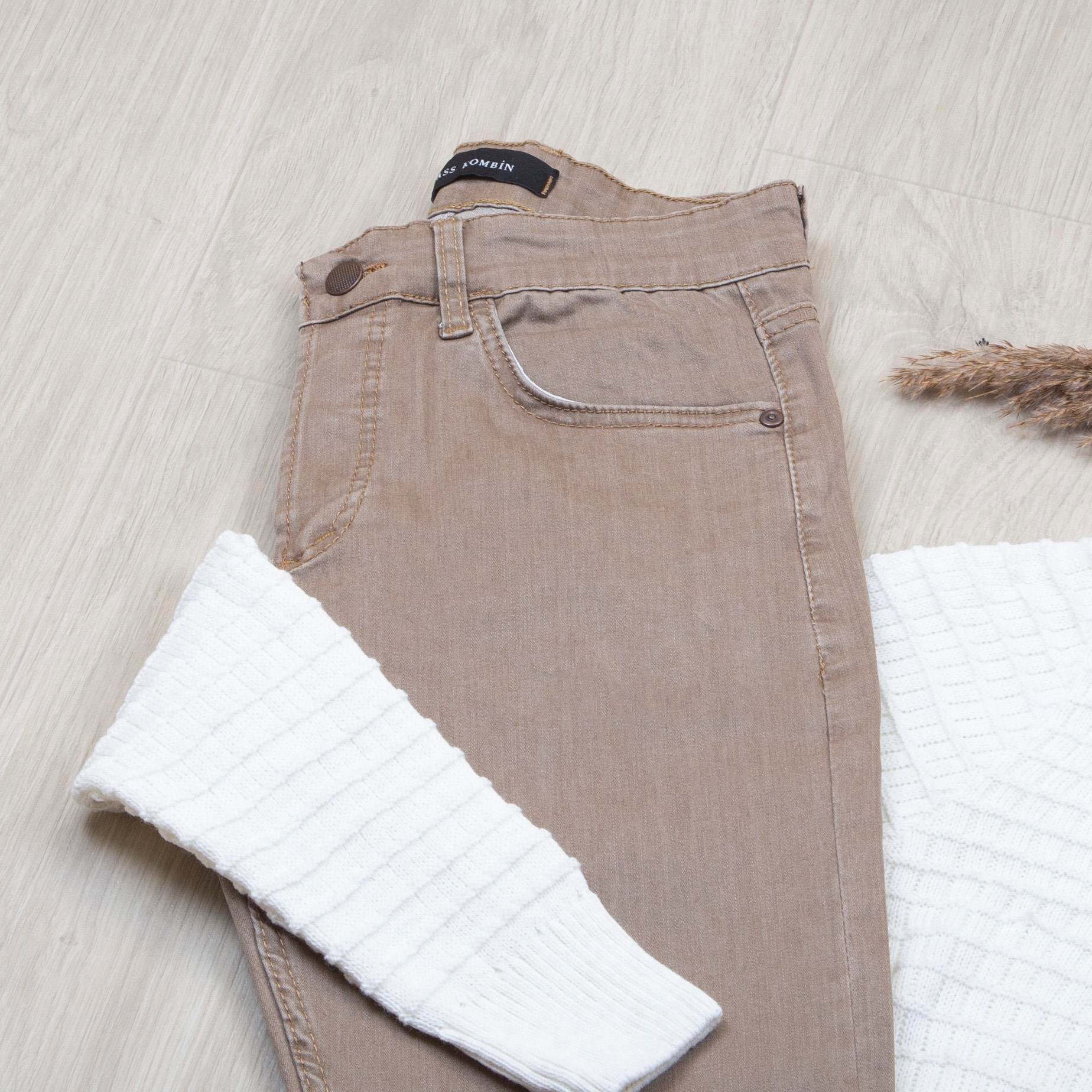 Beyaz Boğazlı Triko Kazak Pantolon Bot Kombin