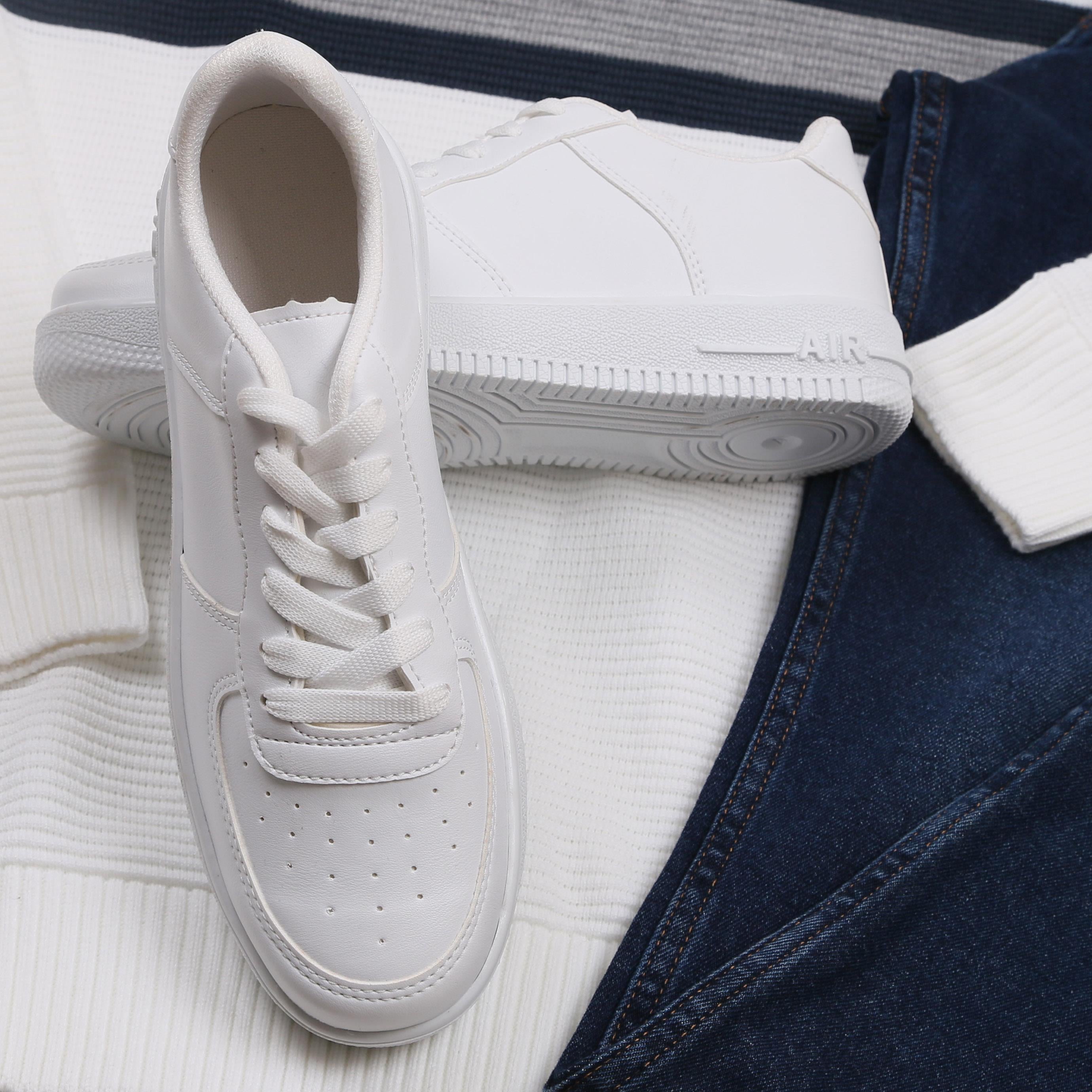 Beyaz Çizgili Kazak Pantolon Ayakkabı Kombini