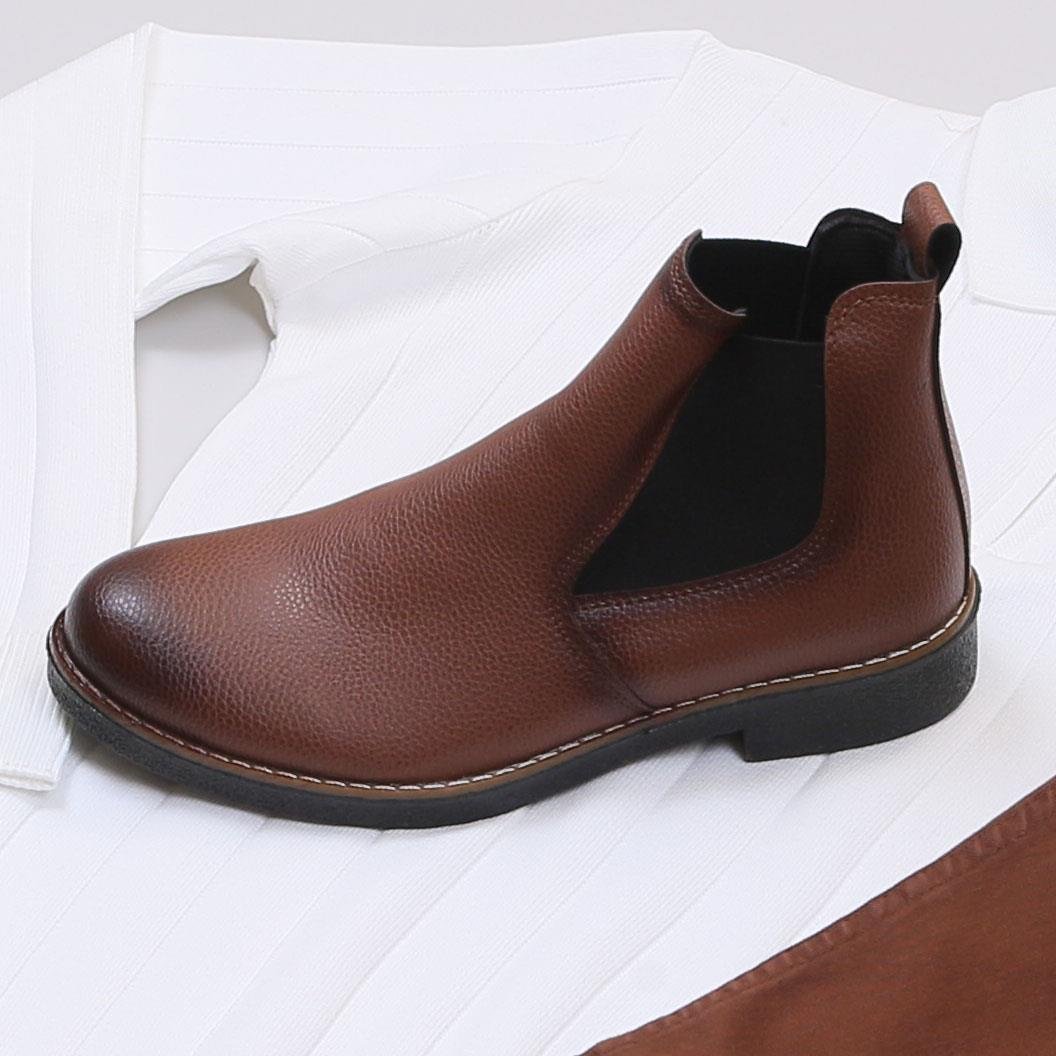 Beyaz Çizgili Triko Polo Yaka Pantolon Bot Kombin