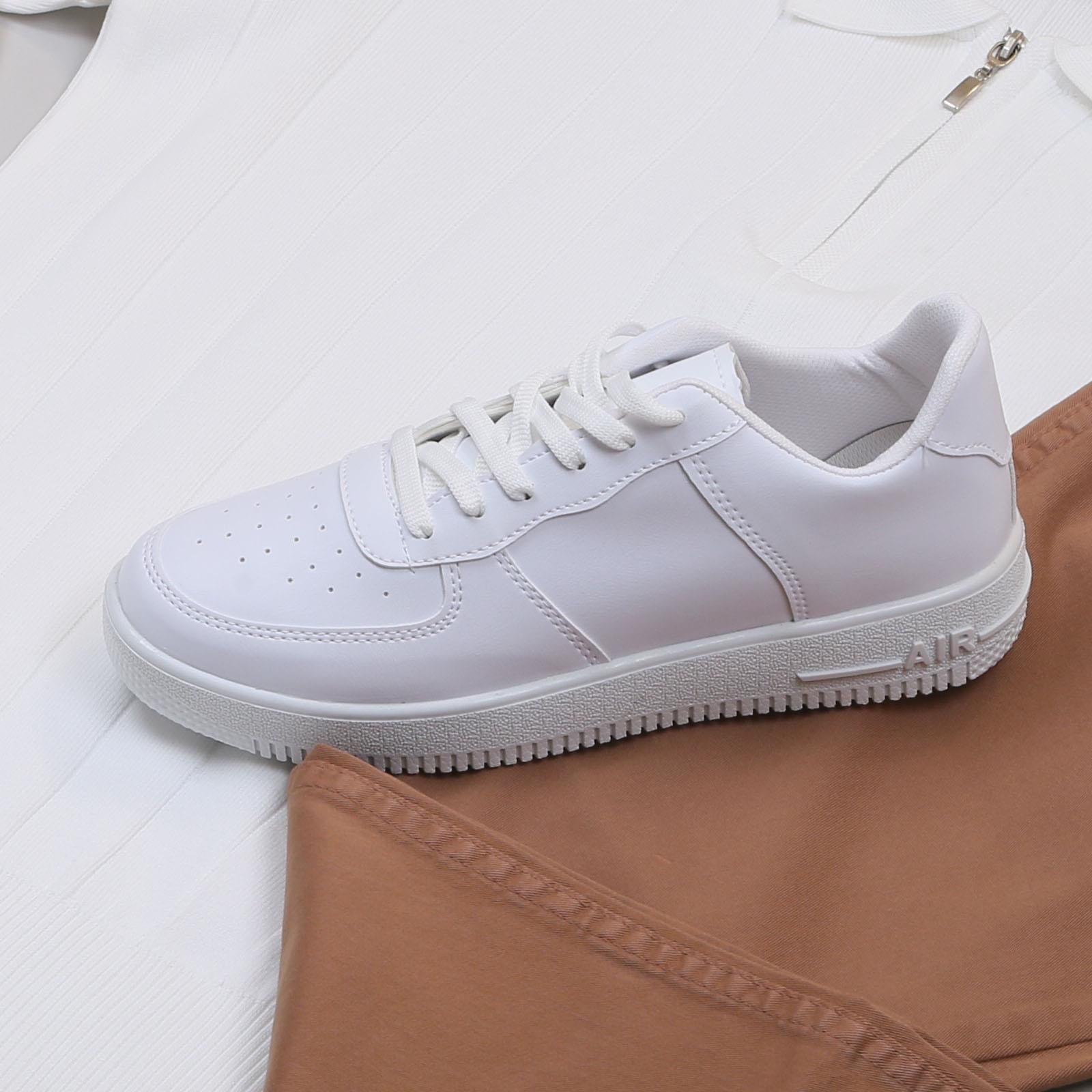 Beyaz Çizgili Triko Polo Yaka Pantolon Ayakkabı Kombin