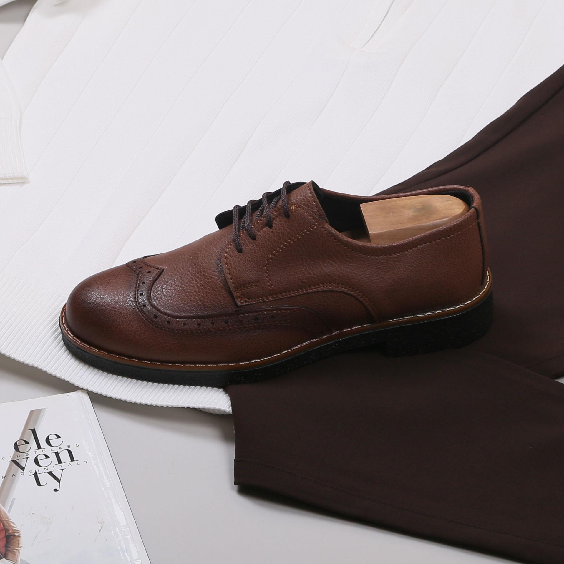 Beyaz Çizgili Triko Polo Yaka Pantolon Ayakkabı Kombin