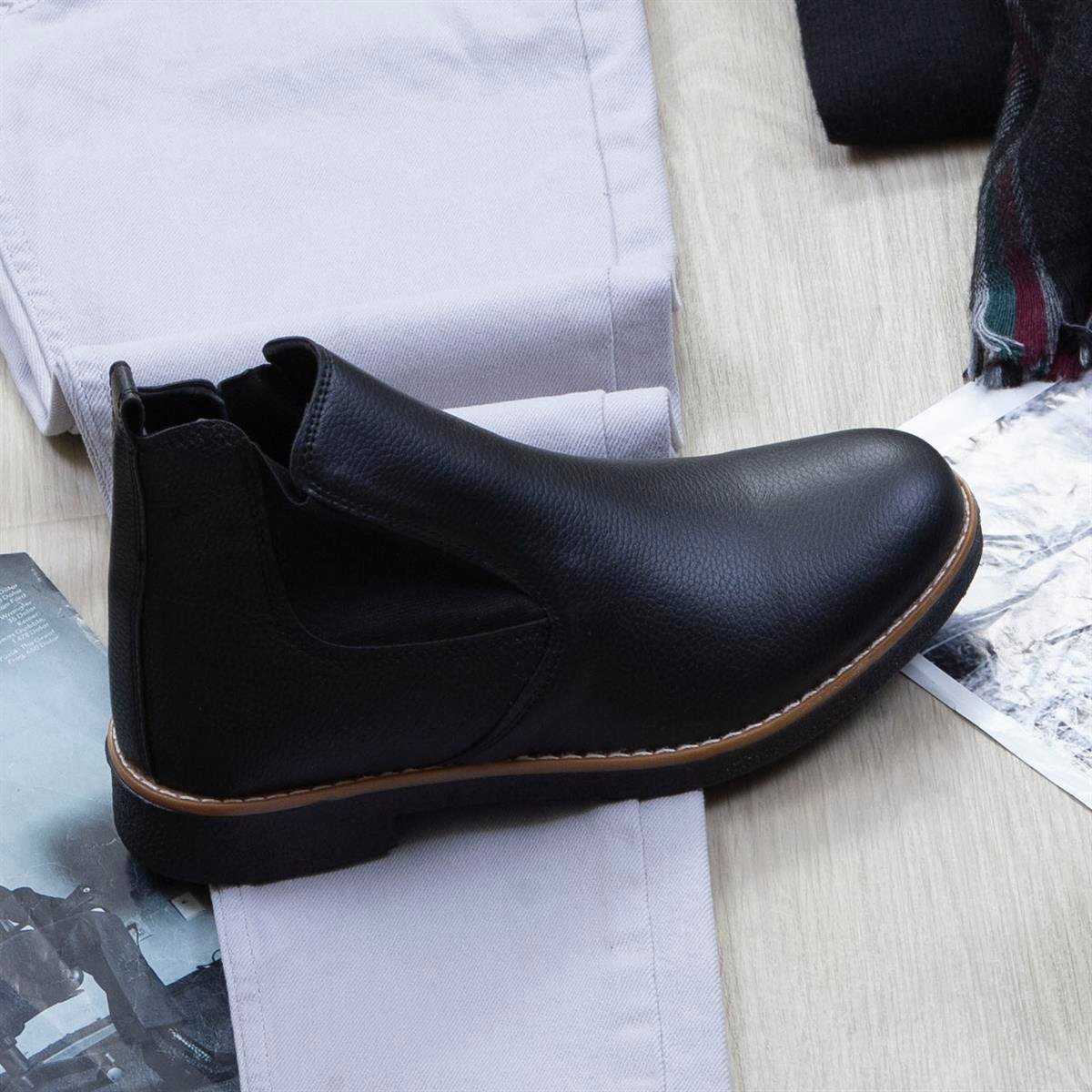 Beyaz Desenli Kaşe Kaban Boğazlı Body Pantolon Bot Kombin