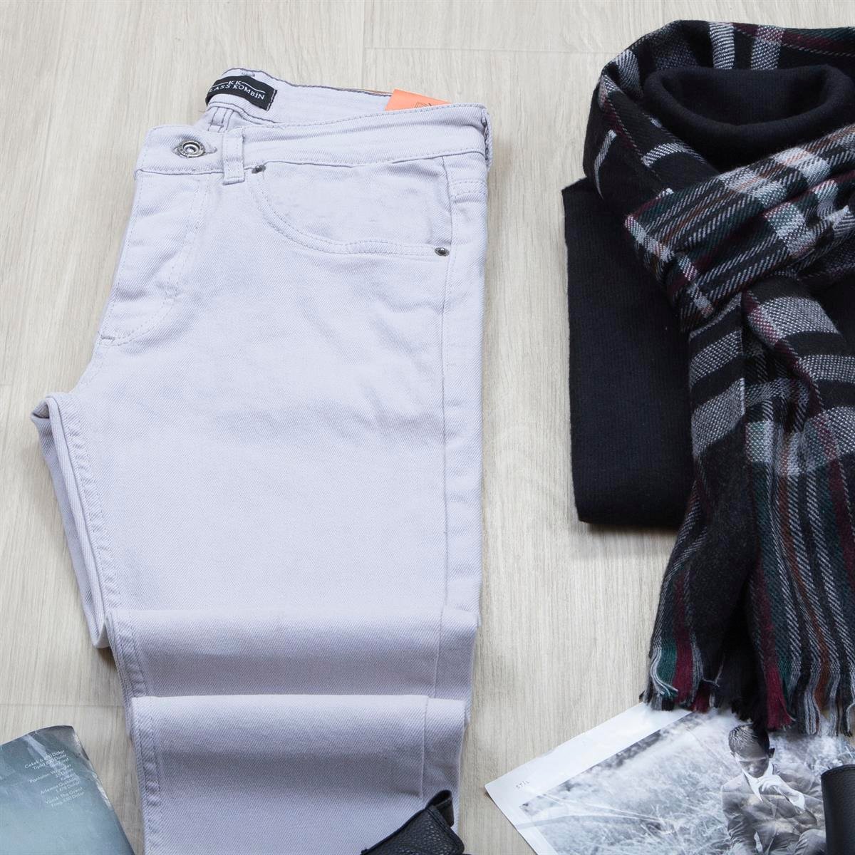 Beyaz Desenli Kaşe Kaban Boğazlı Body Pantolon Bot Kombin