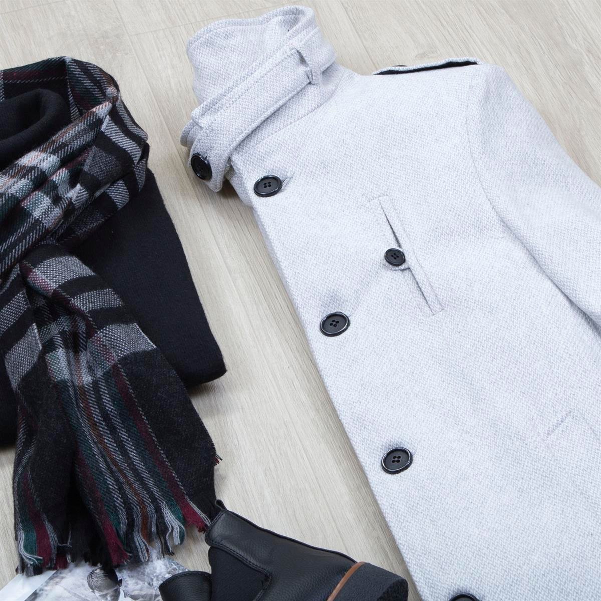 Beyaz Desenli Kaşe Kaban Boğazlı Body Pantolon Bot Kombin