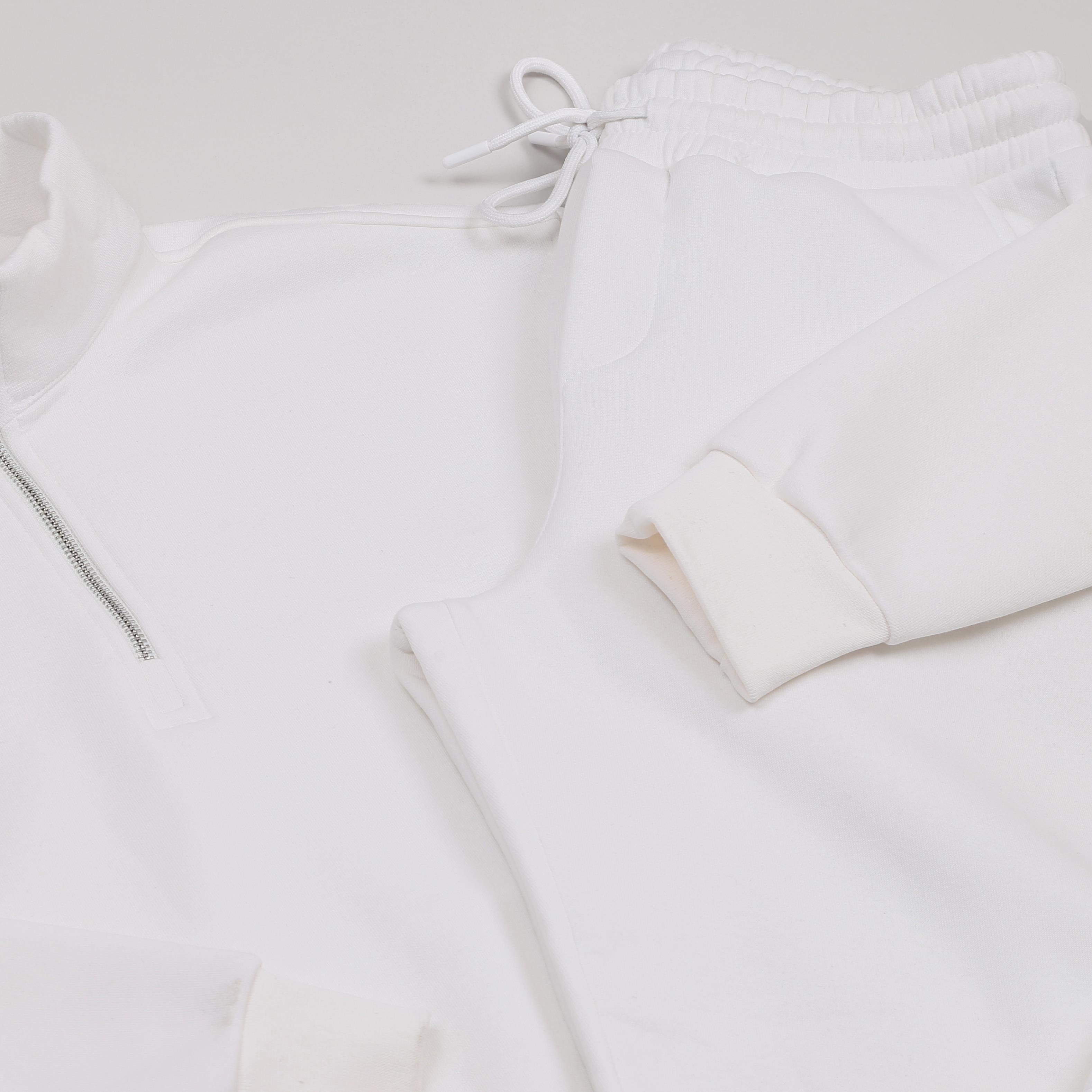 Beyaz Dik Yaka Fermuarlı Sweatshirt Eşofman Altı Ayakkabı Kombini