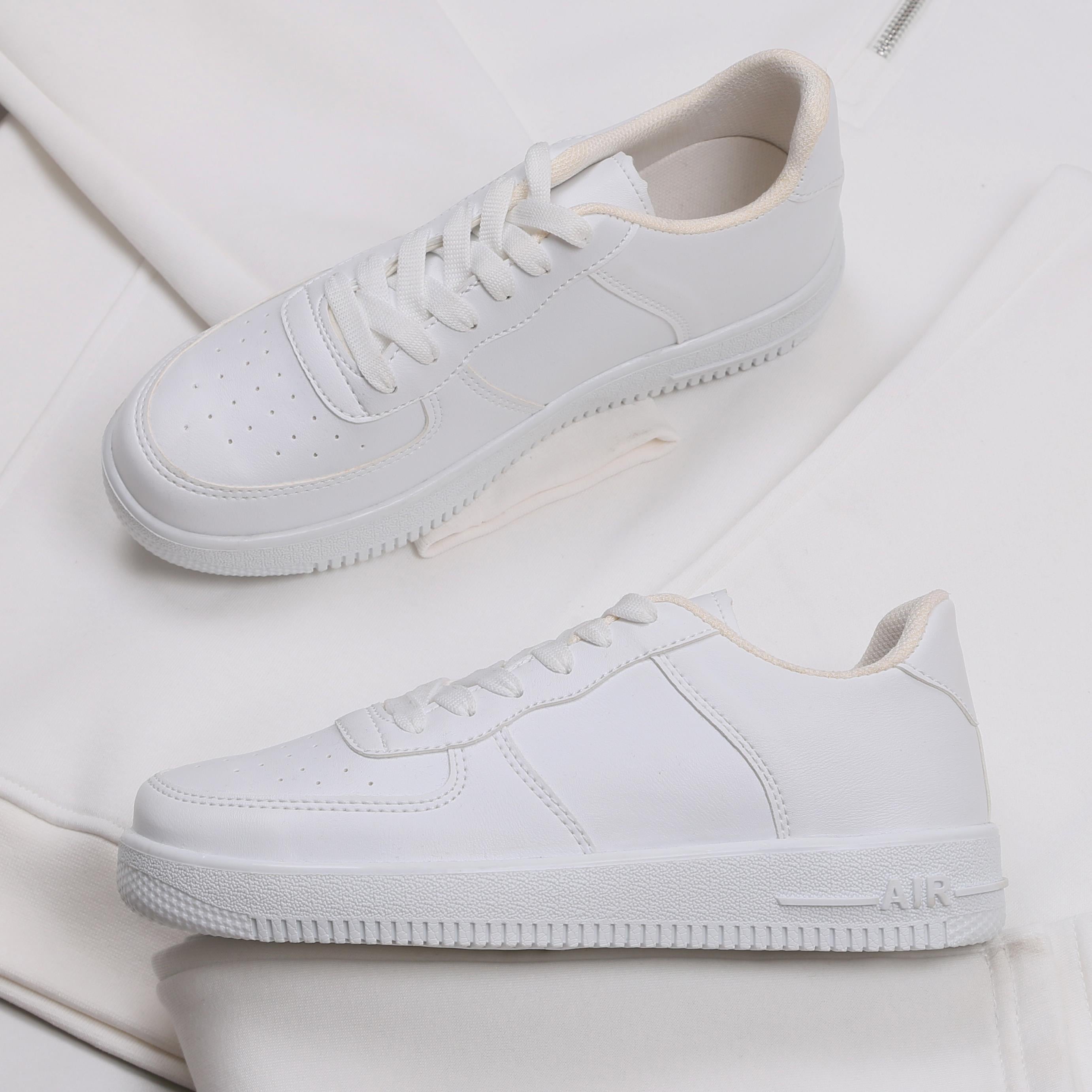 Beyaz Dik Yaka Fermuarlı Sweatshirt Eşofman Altı Ayakkabı Kombini