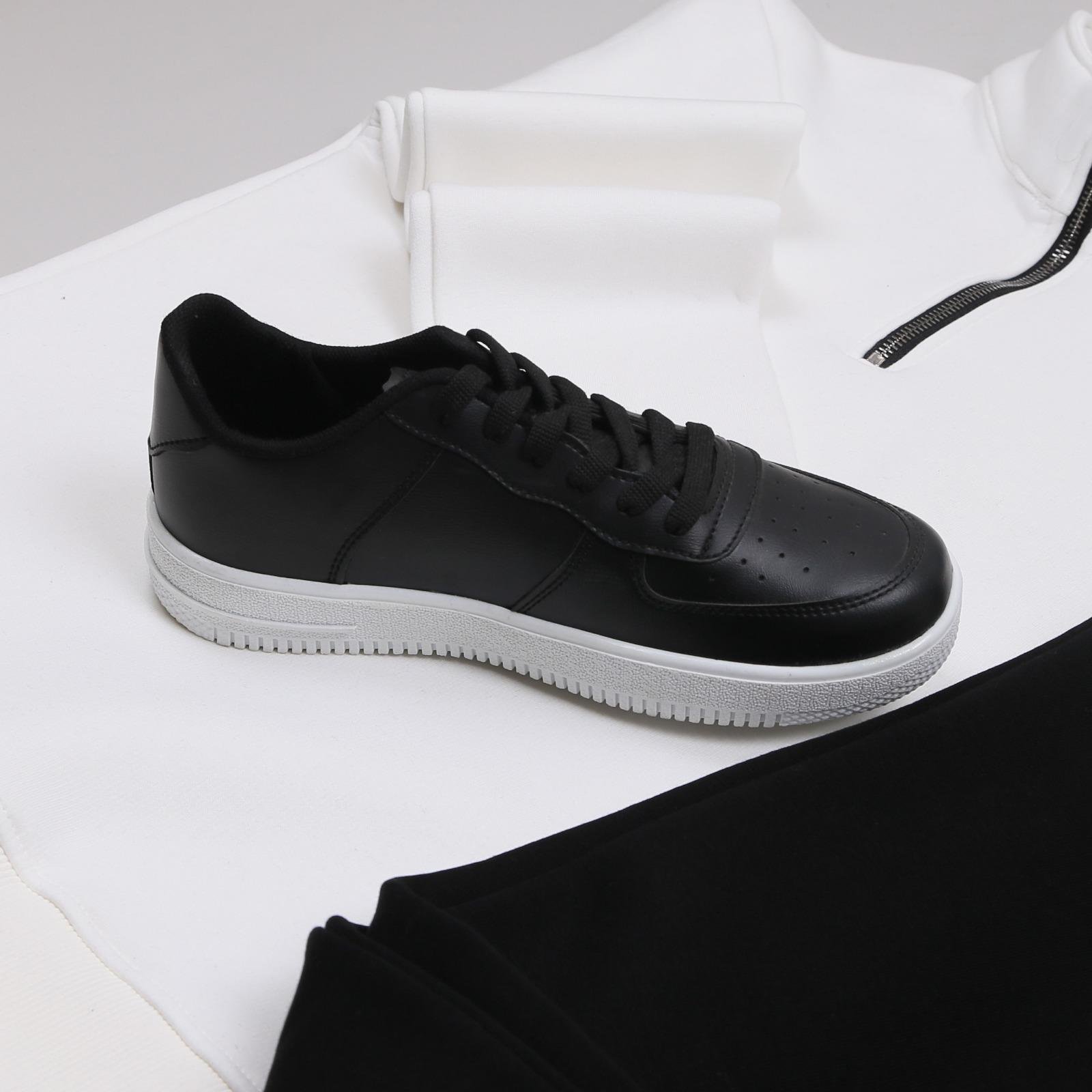 Beyaz Dik Yaka Sweatshirt Siyah Eşofman Ayakkabı  Kombini