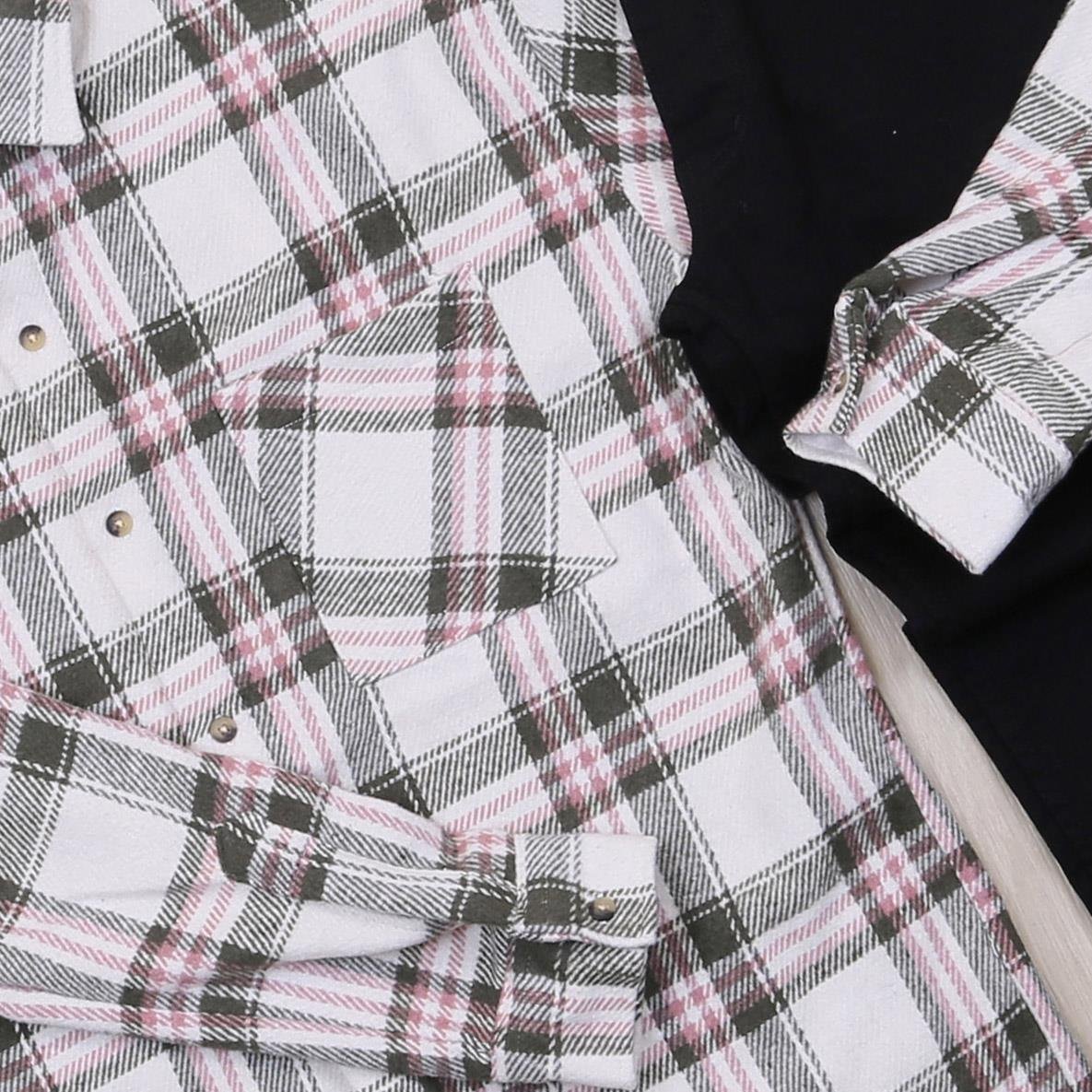 Beyaz Ekose Gömlek Bej Bot Siyah Kot Pantolon Kombin