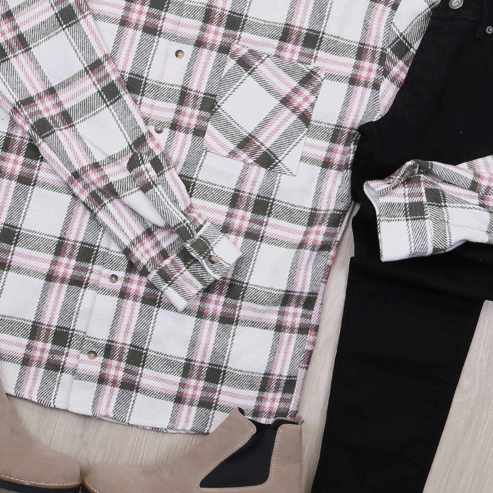 Beyaz Ekose Gömlek Bej Bot Siyah Kot Pantolon Kombin