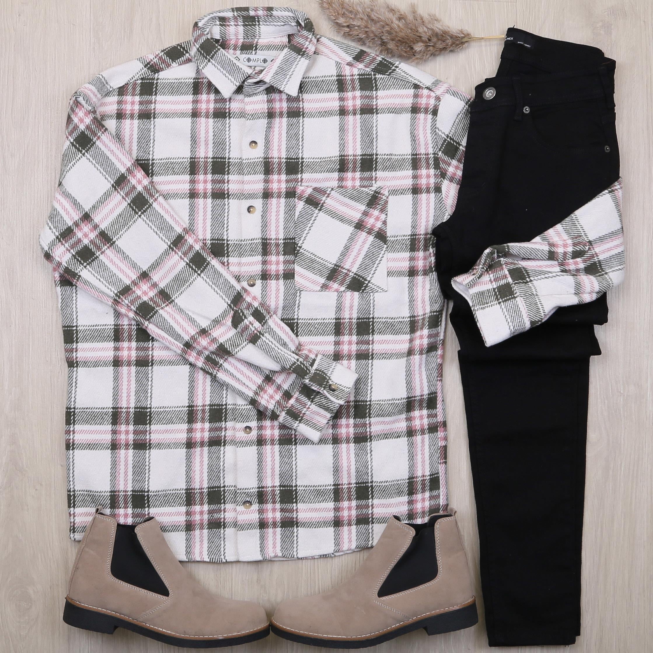 Beyaz Ekose Gömlek Bej Bot Siyah Kot Pantolon Kombin