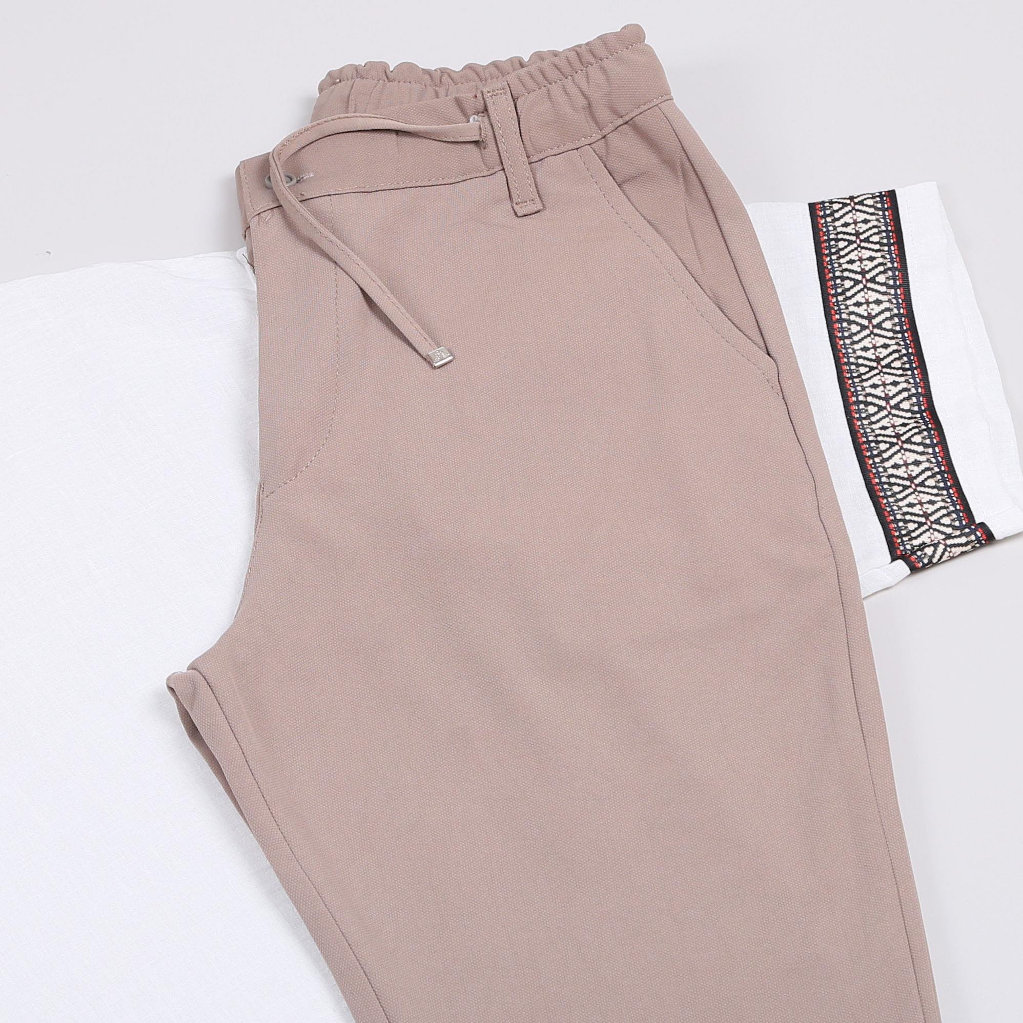 Beyaz Etnik Desenli Oversize Tişört Kombini