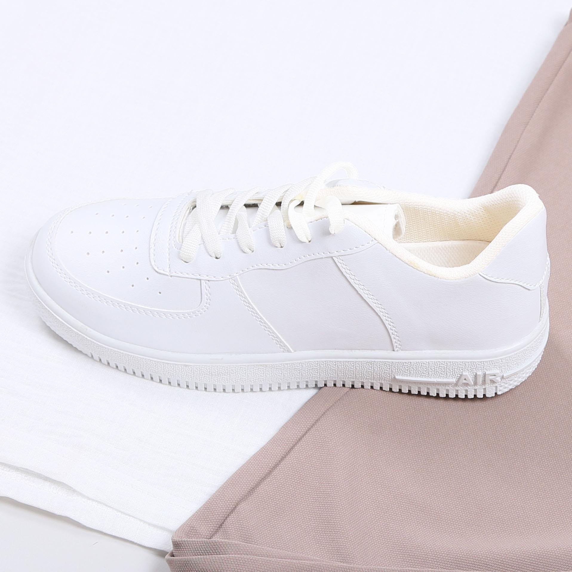 Beyaz Etnik Desenli Oversize Tişört Kombini