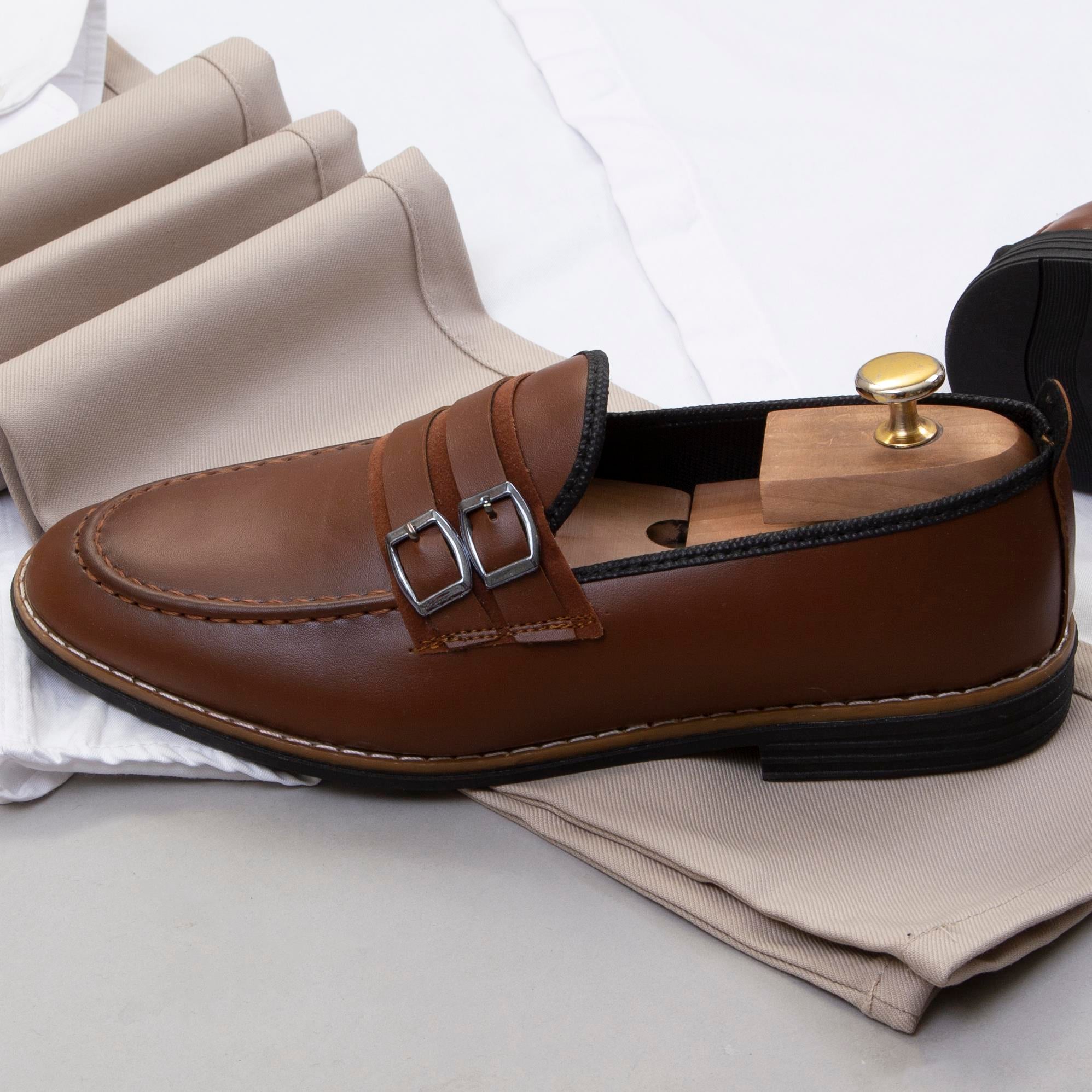 Beyaz Gömlek Bej Pantolon Ayakkabı Kombin