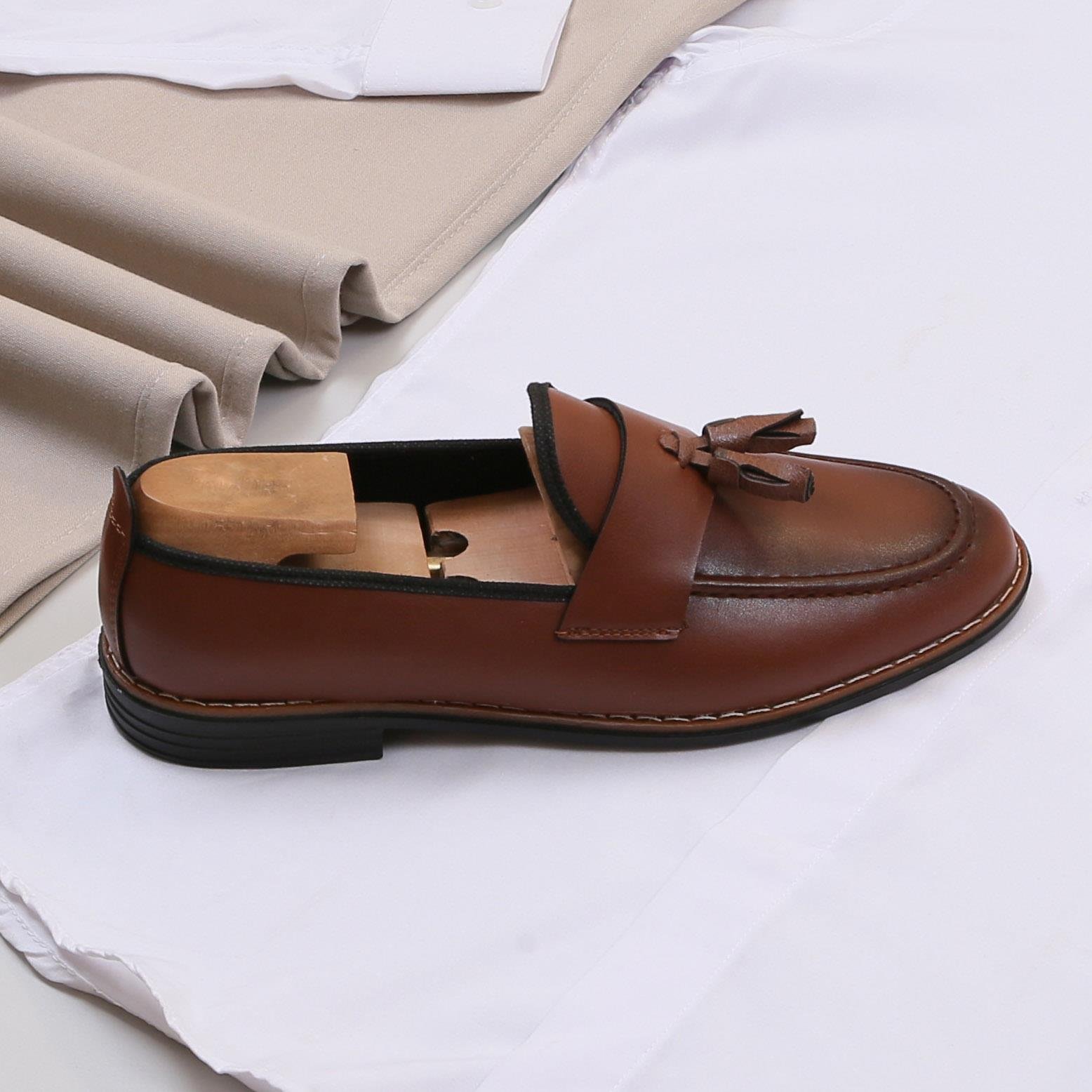 Beyaz Gömlek Bej Pantolon Ayakkabı Kombin