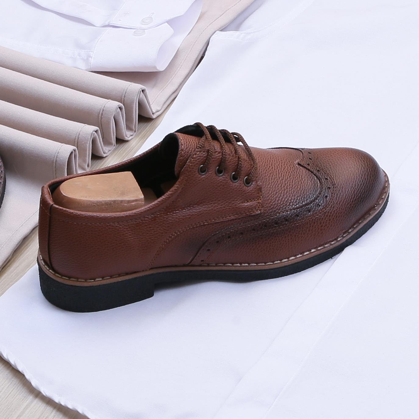 Beyaz Gömlek Bej Pantolon Ayakkabı Kombin