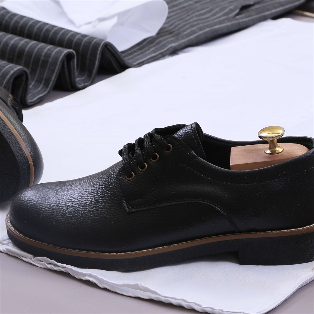 Beyaz Gömlek Gri Çizgili Kumaş Pantolon Ayakkabı Kombin